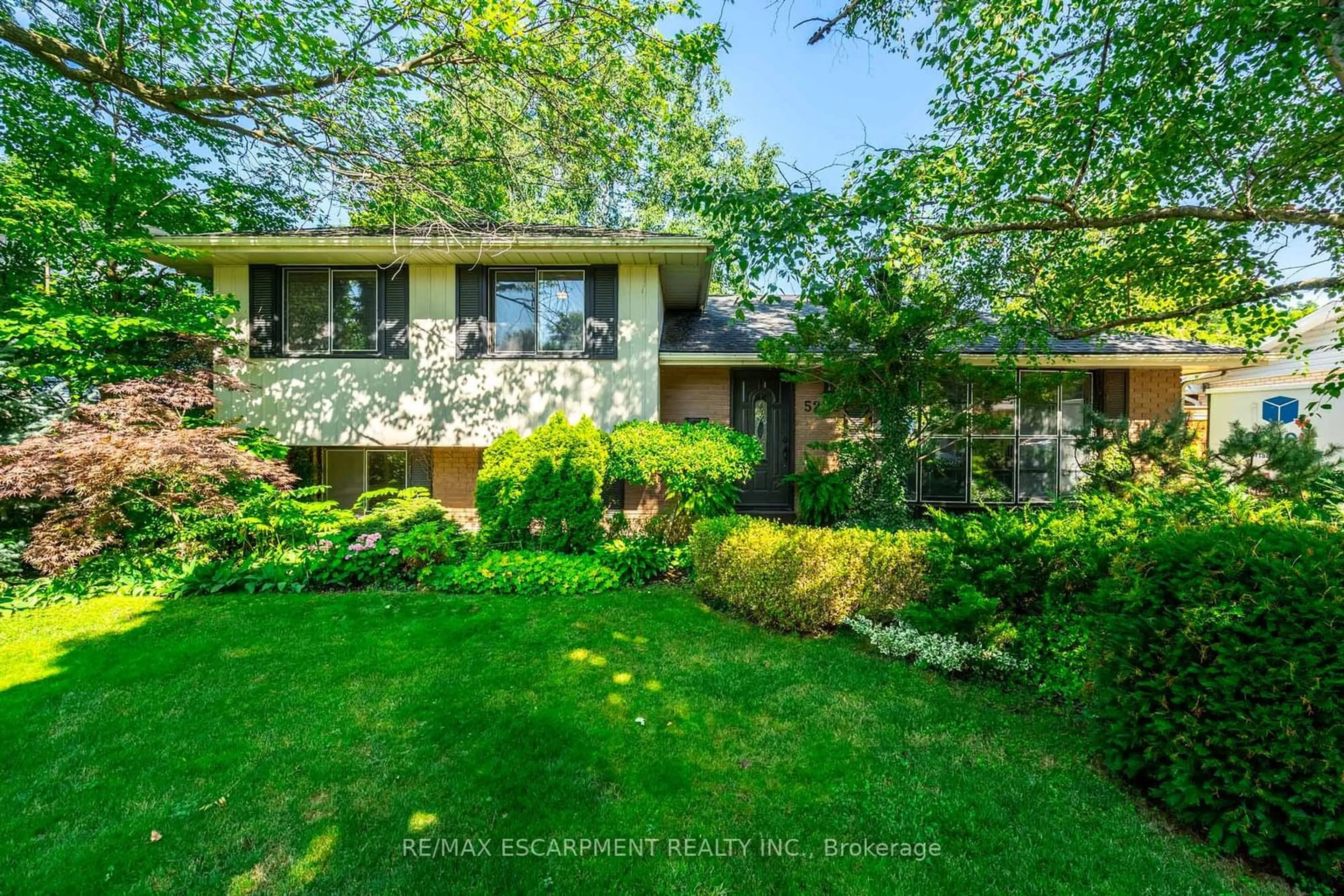 Frontside or backside of a home for 5203 Mulberry Dr, Burlington Ontario L7L 3P6