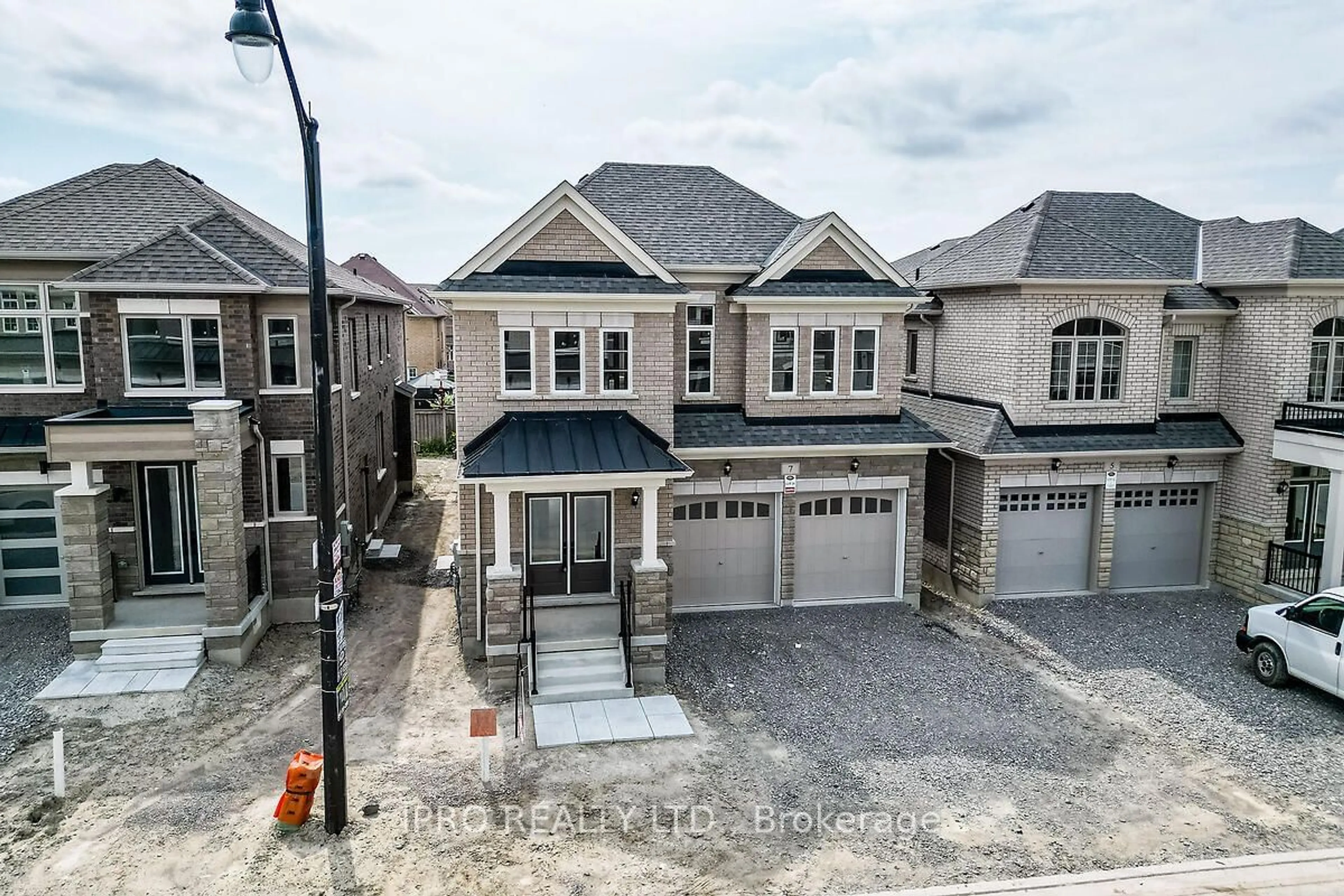 A pic from exterior of the house or condo for 7 Dolomite Dr, Brampton Ontario L6P 4R6