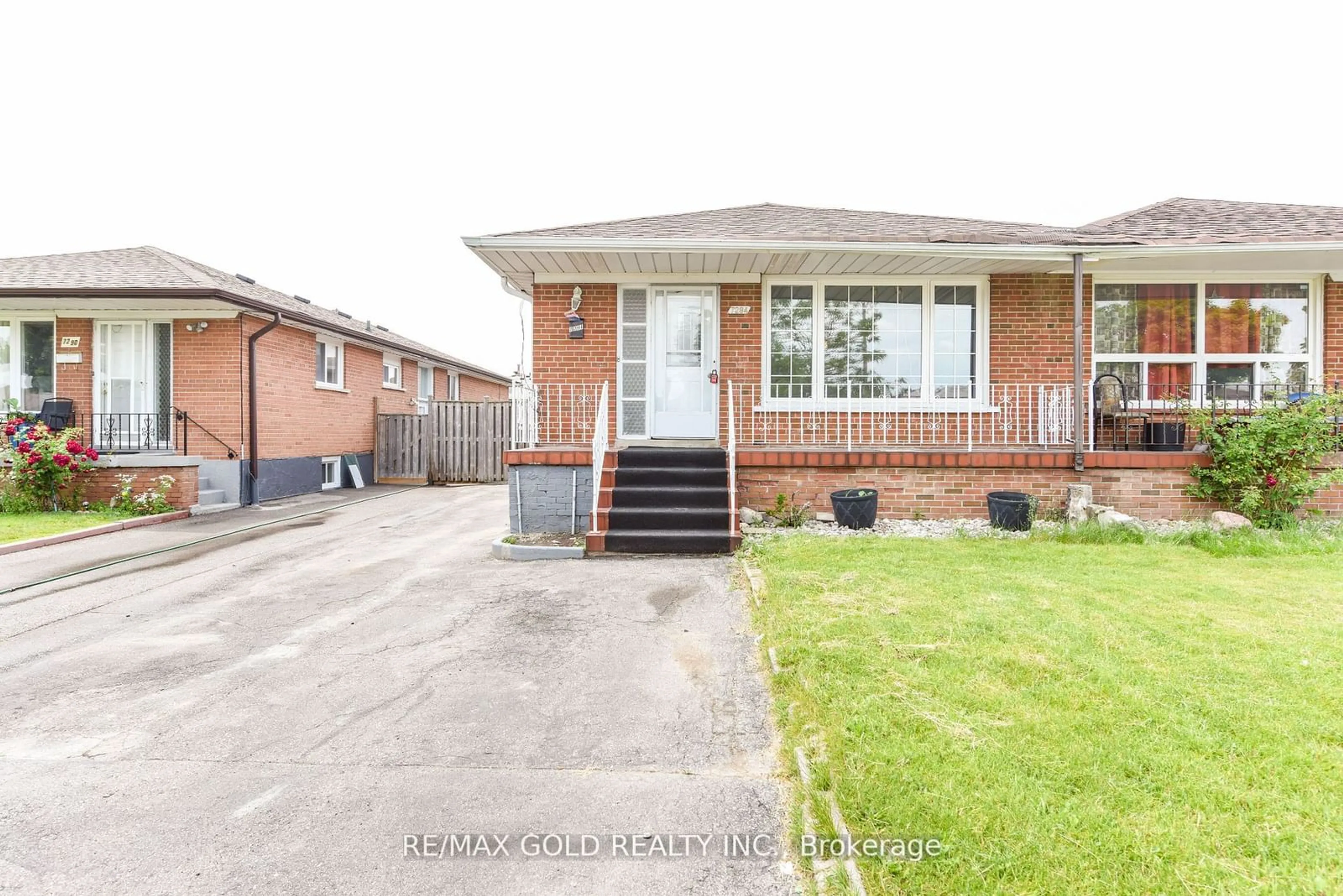 Frontside or backside of a home for 7294 Vernor Dr, Mississauga Ontario L4T 2P4