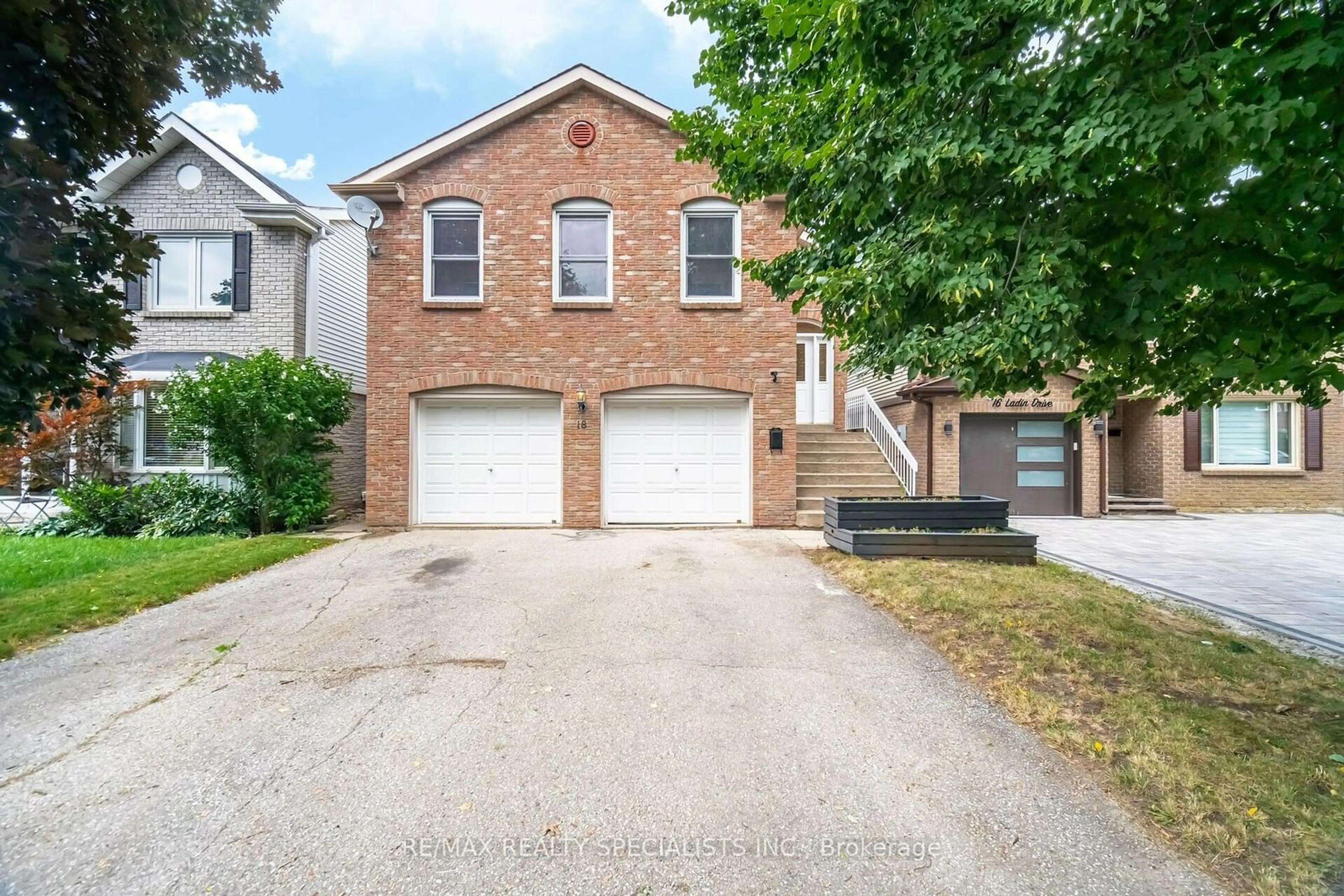 Frontside or backside of a home for 18 Ladin Dr, Brampton Ontario L6S 3V5