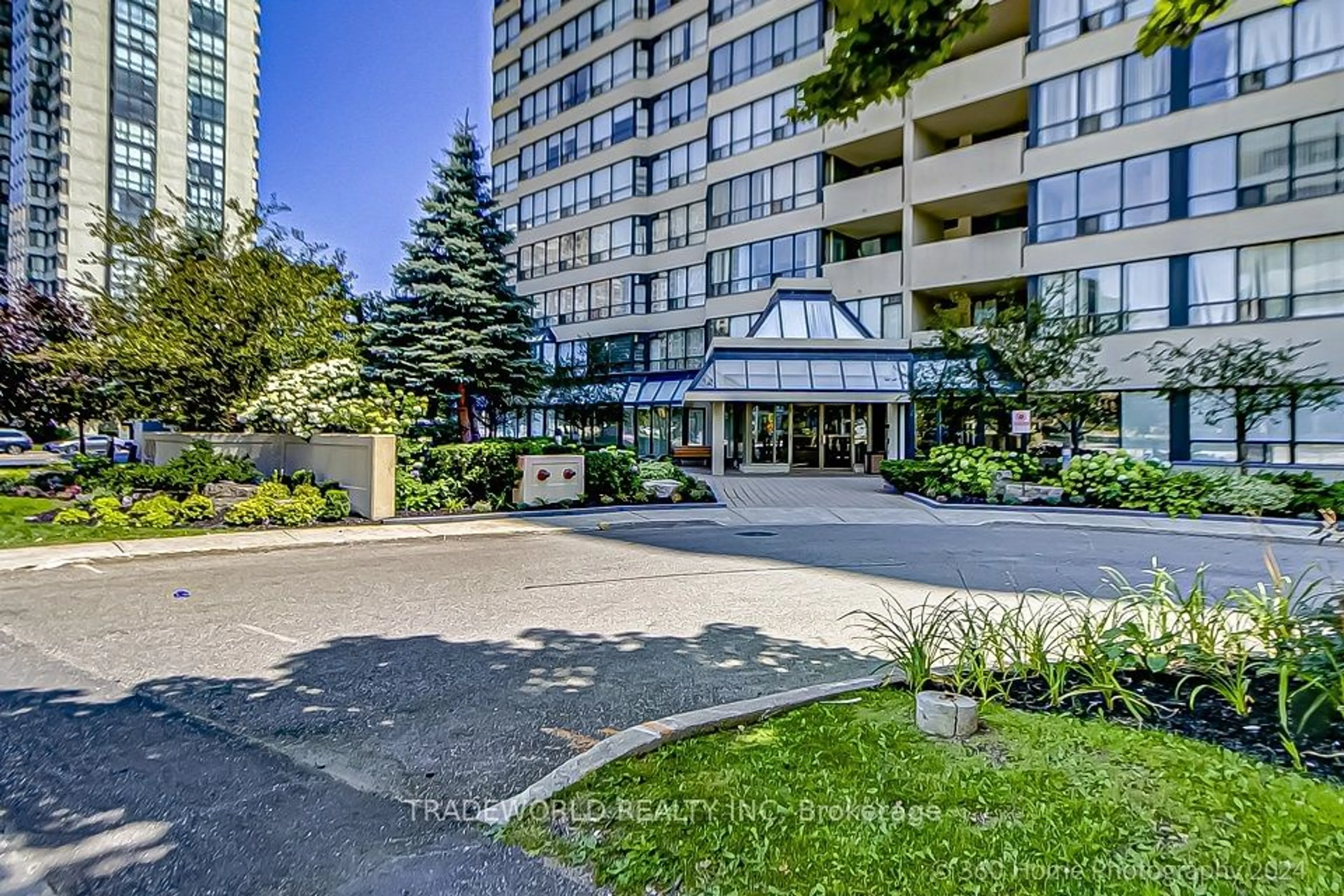 A pic from exterior of the house or condo for 400 Webb Dr #1701, Mississauga Ontario L5B 3Z7