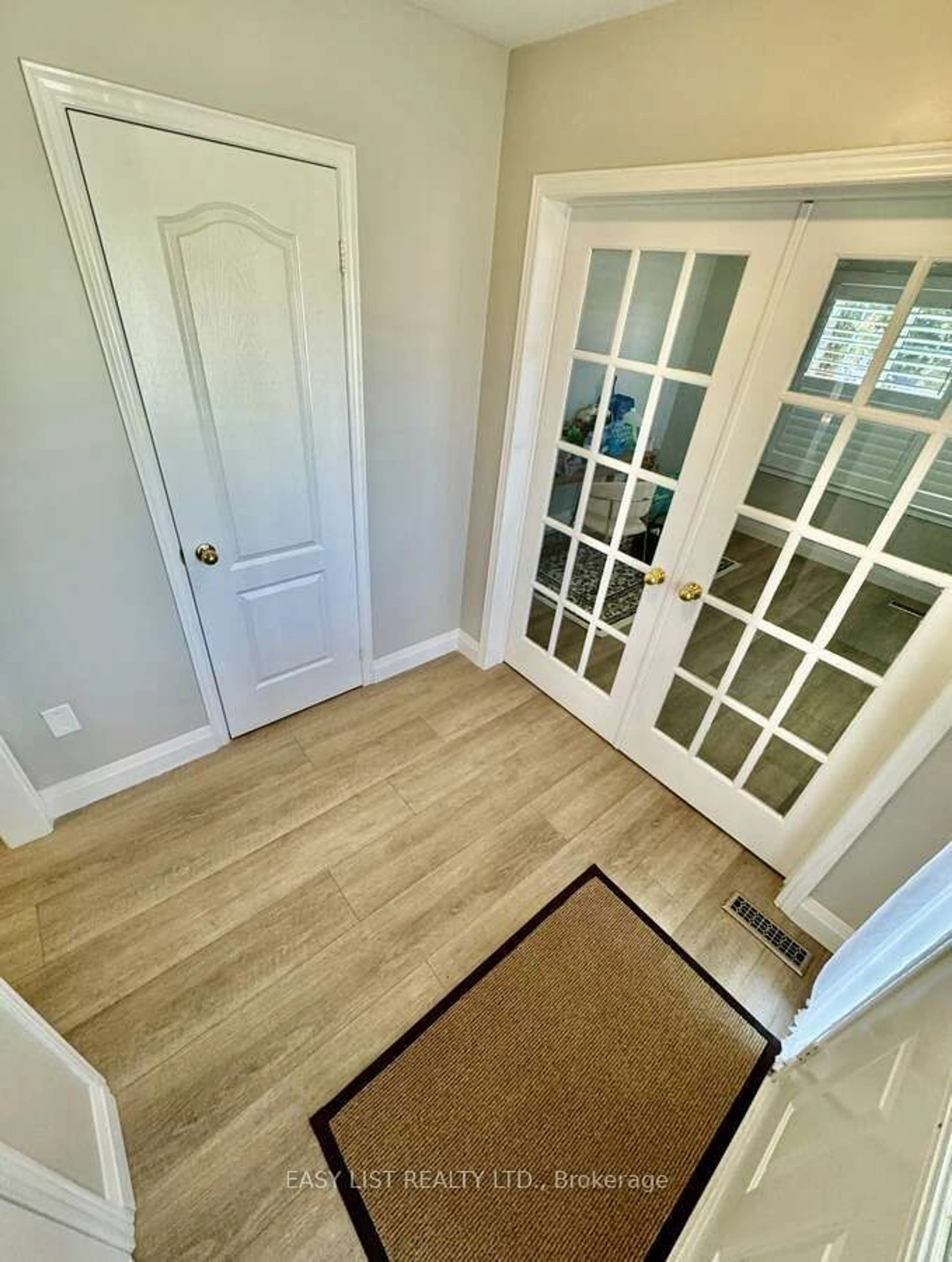 Indoor entryway for 3212 Ridgeleigh Hts, Mississauga Ontario L5M 6S6