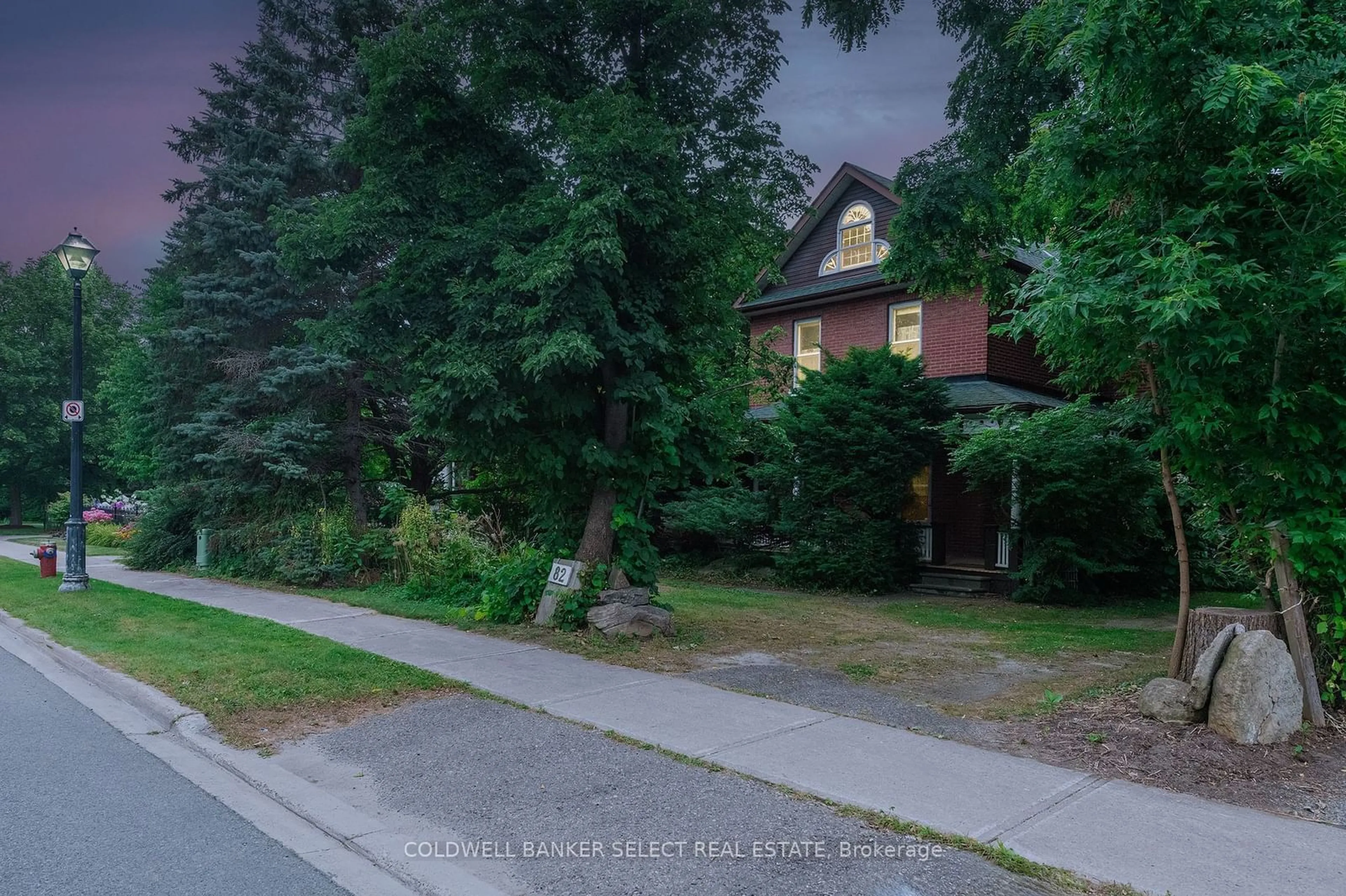 Frontside or backside of a home for 82 King St, Caledon Ontario L7E 3G2