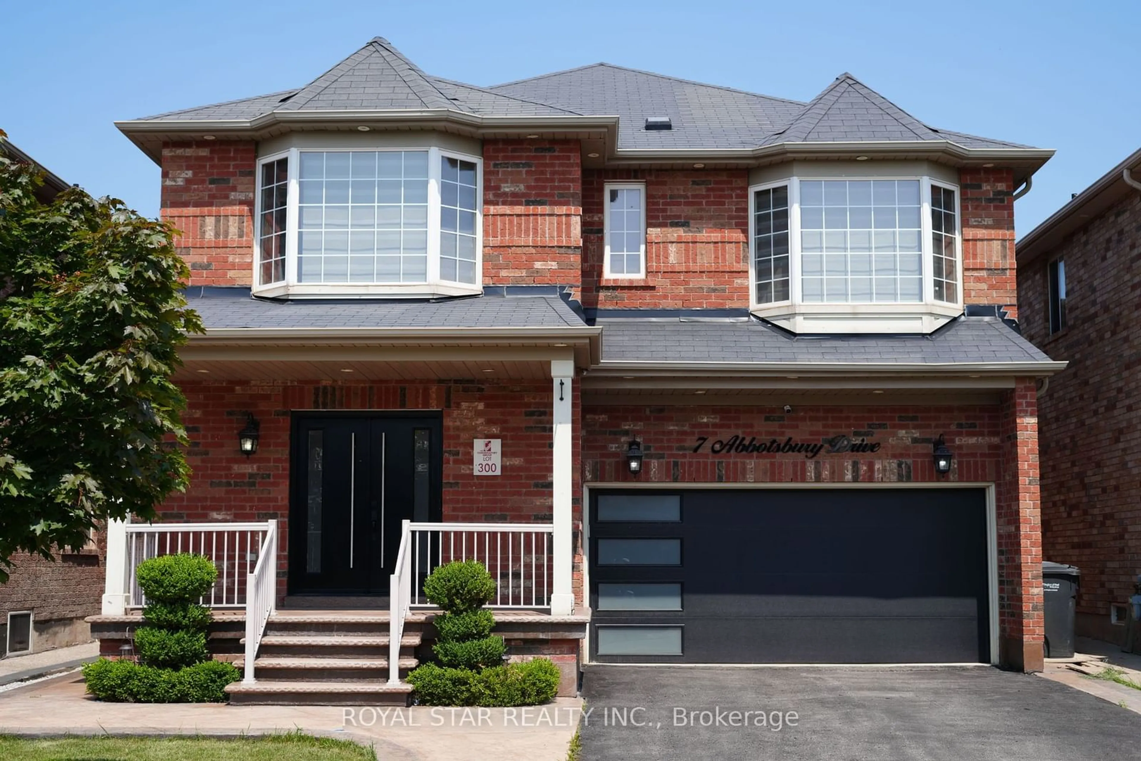 Home with brick exterior material for 7 Abbotsbury Dr, Brampton Ontario L6X 0S4