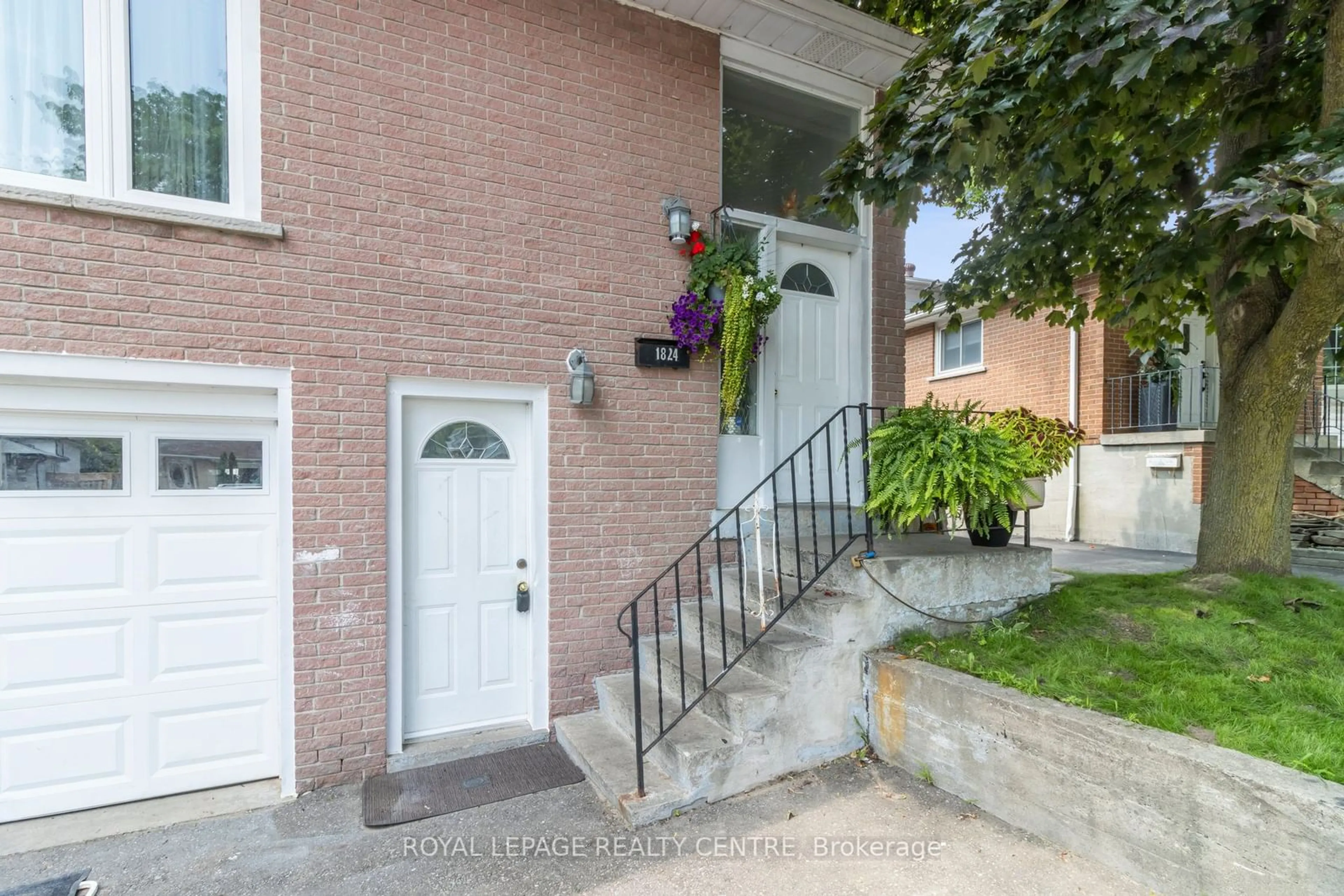 A pic from exterior of the house or condo for 1824 Bonnymede Dr, Mississauga Ontario L5J 1E1