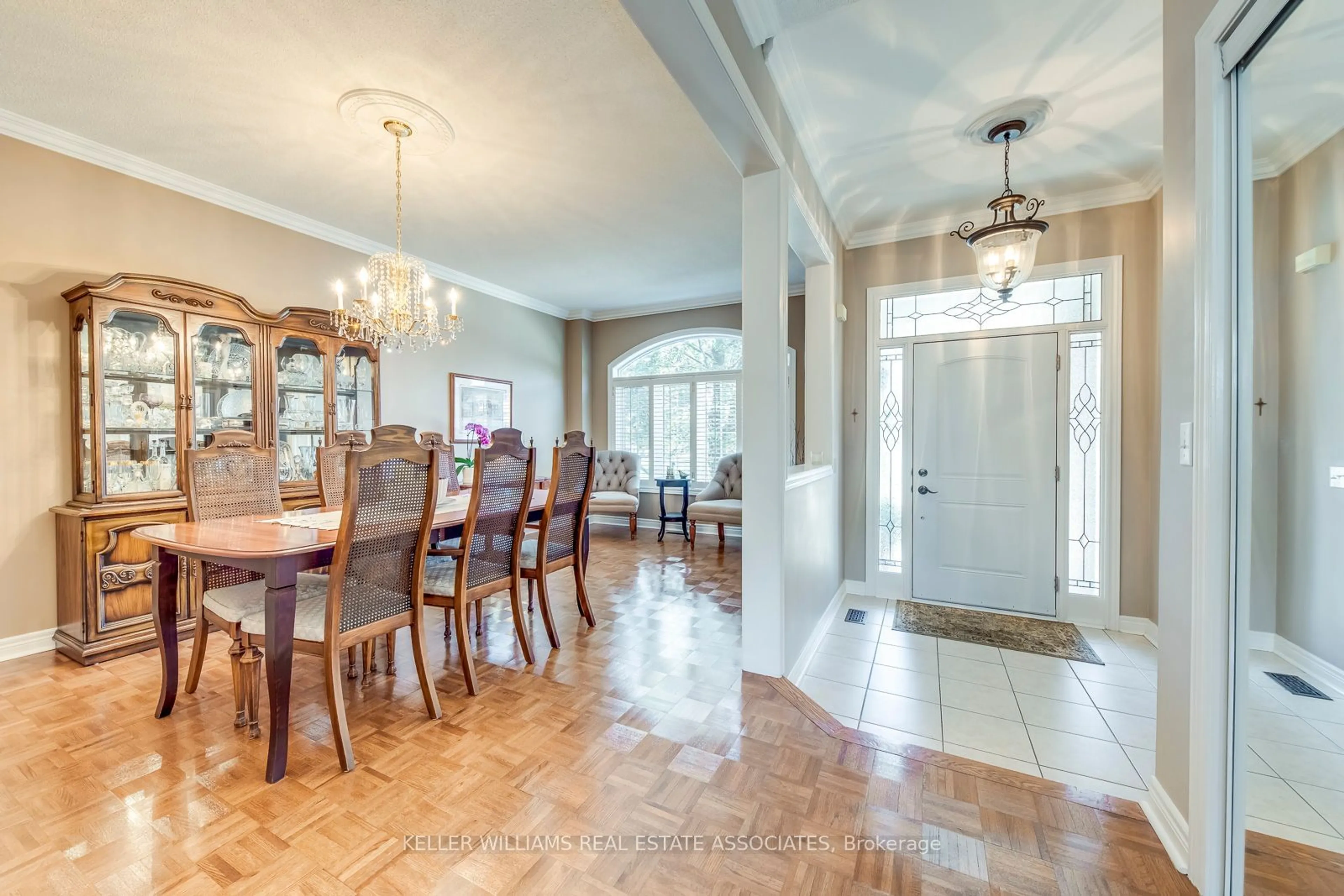 Dining room for 5621 Watersfield Ave, Mississauga Ontario L5M 7E9