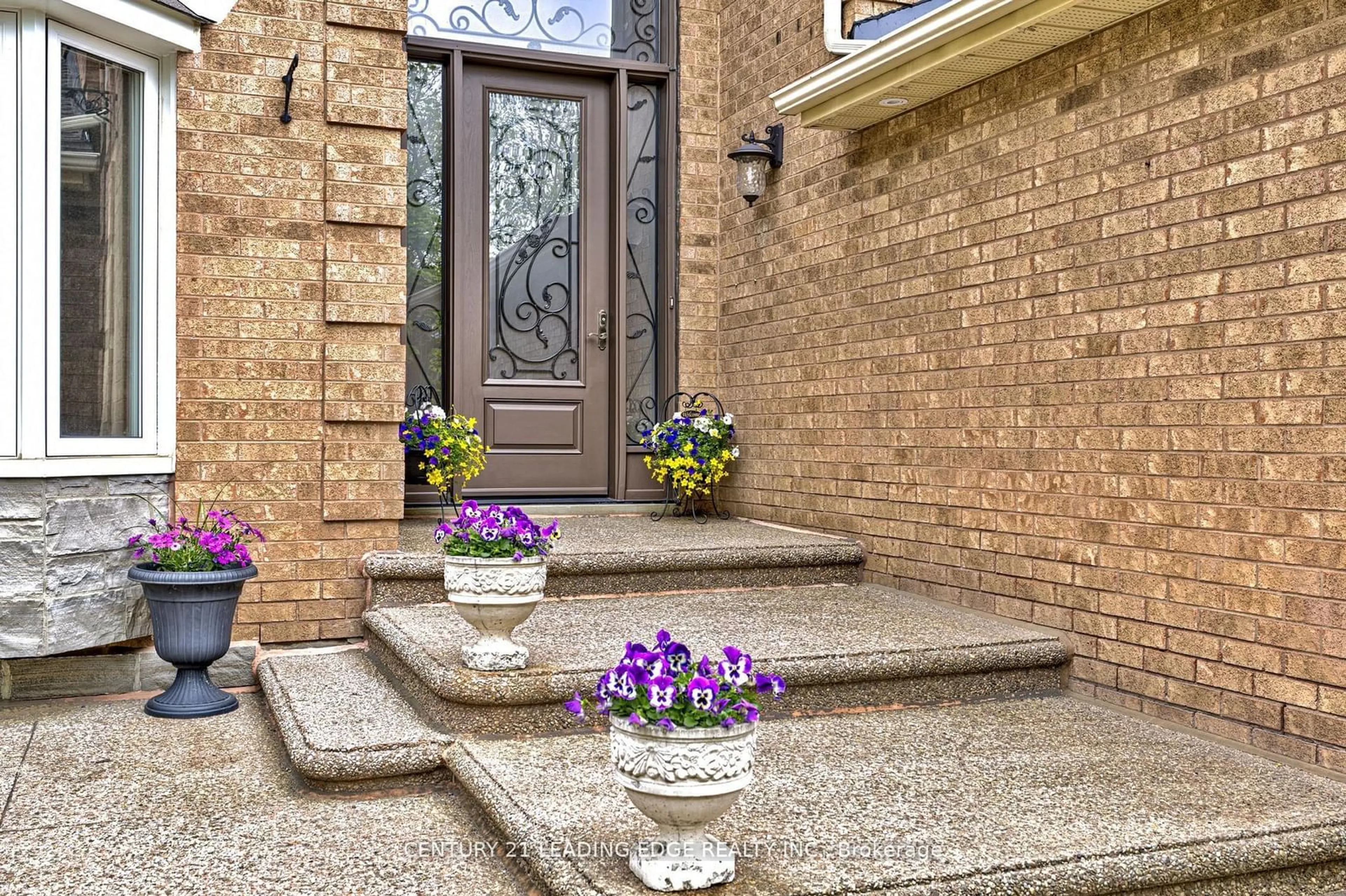 Indoor entryway for 1181 Lansdown Dr, Oakville Ontario L6J 7N6