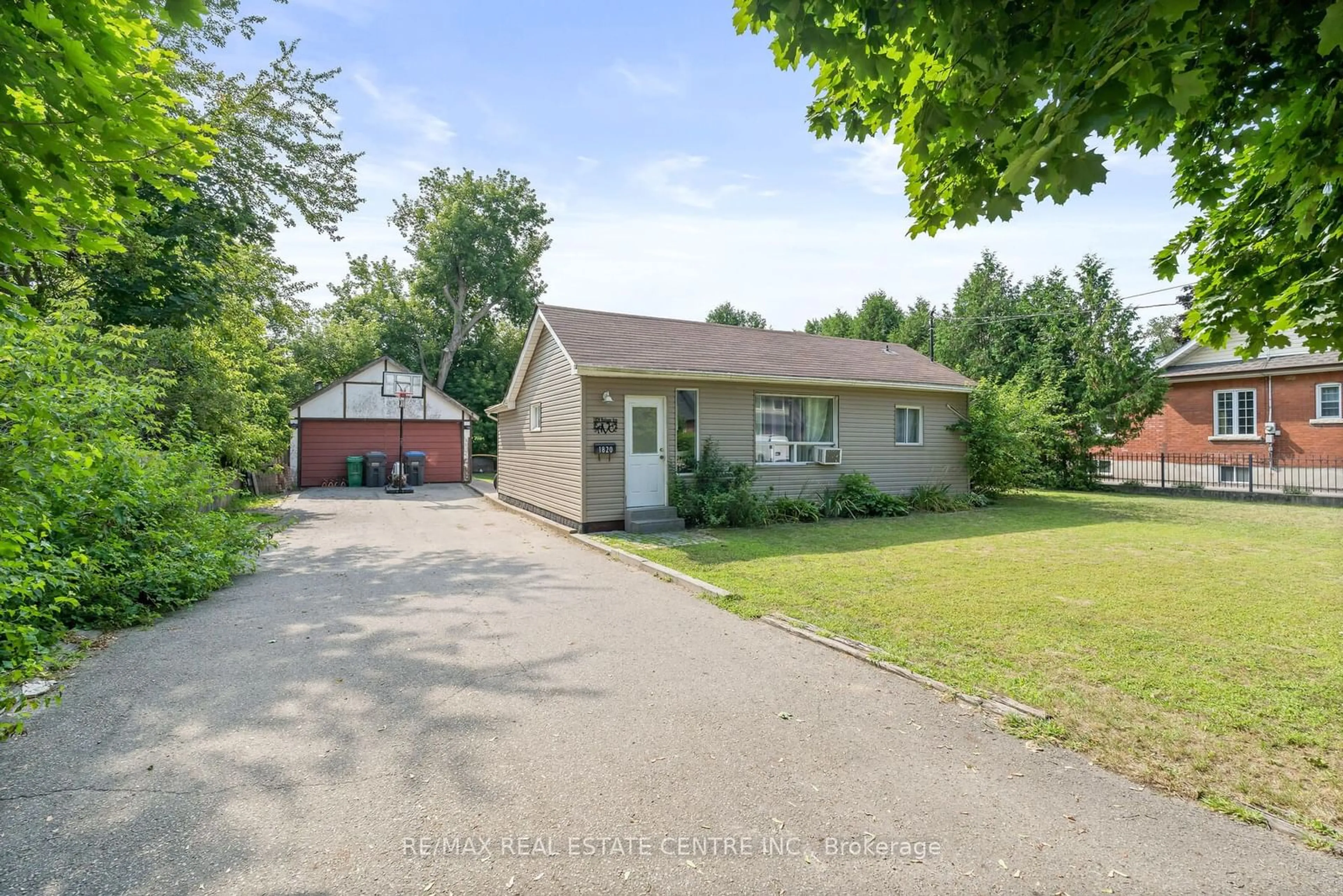 Frontside or backside of a home for 1820 Balsam Ave, Mississauga Ontario L5J 1L2