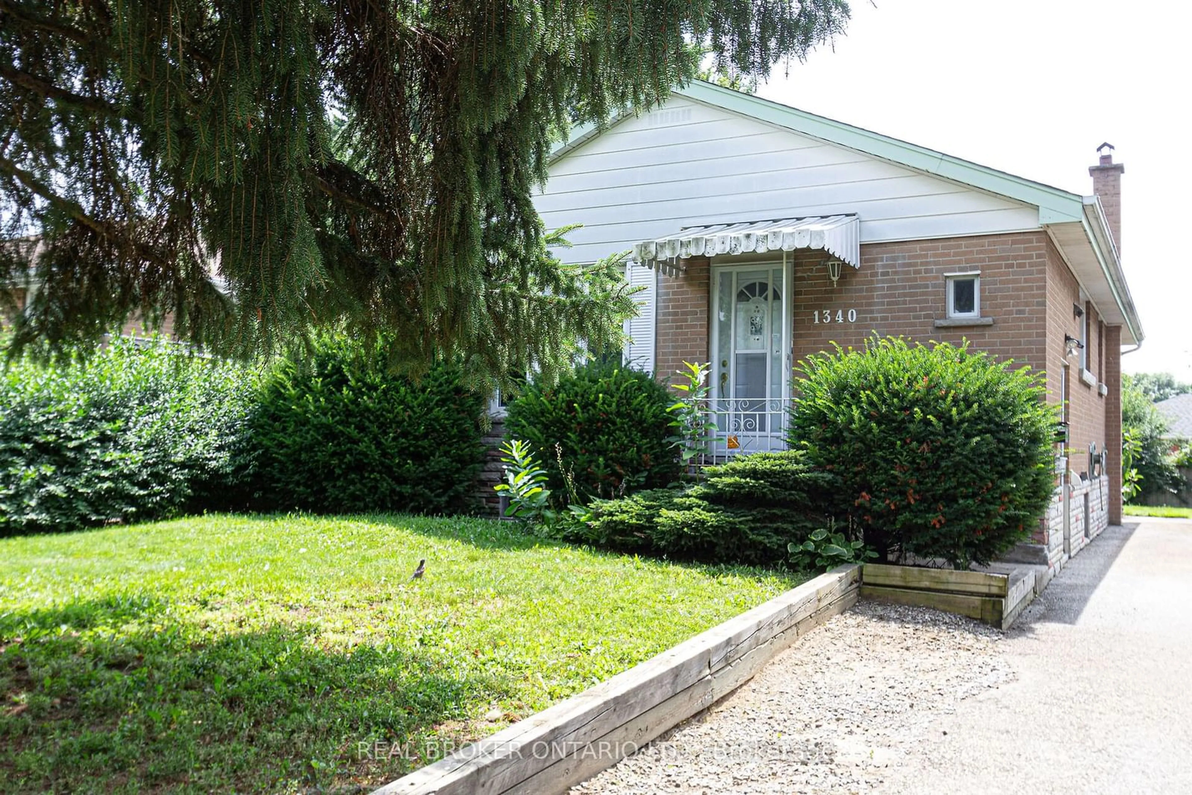 Outside view for 1340 Bunnell Dr, Burlington Ontario L7P 2E1