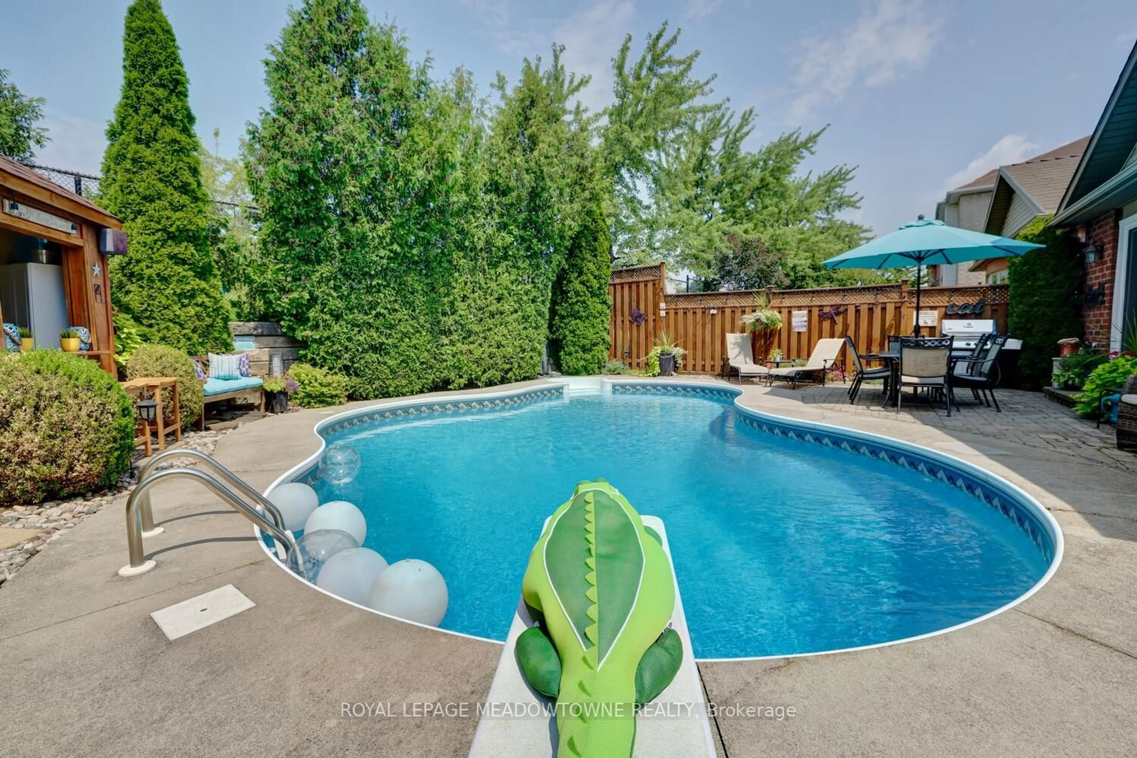 Indoor or outdoor pool for 1205 Barnswallow Crt, Mississauga Ontario L5V 2J6