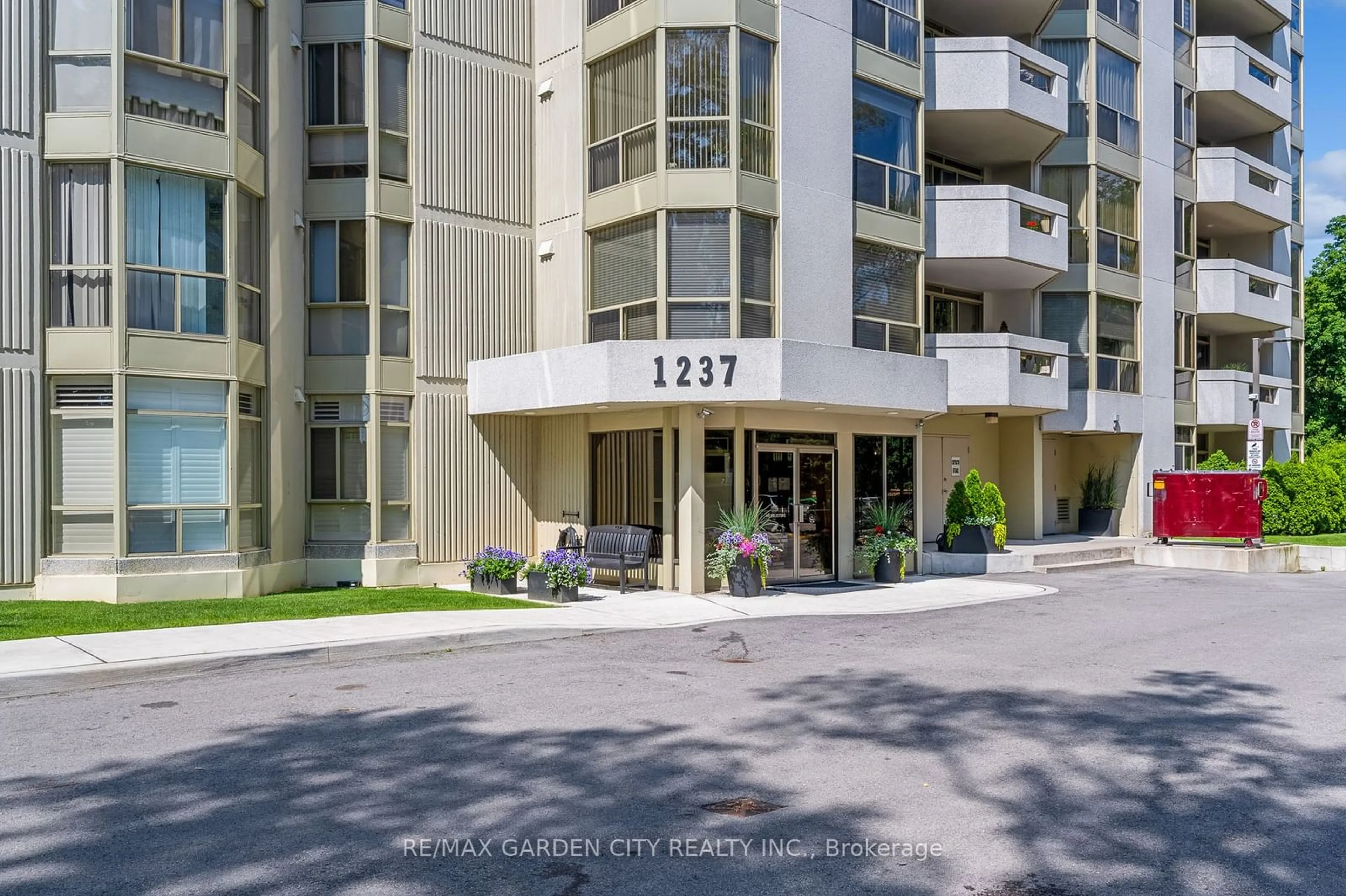 A pic from exterior of the house or condo for 1237 North Shore Blvd #401, Burlington Ontario L7S 2H8