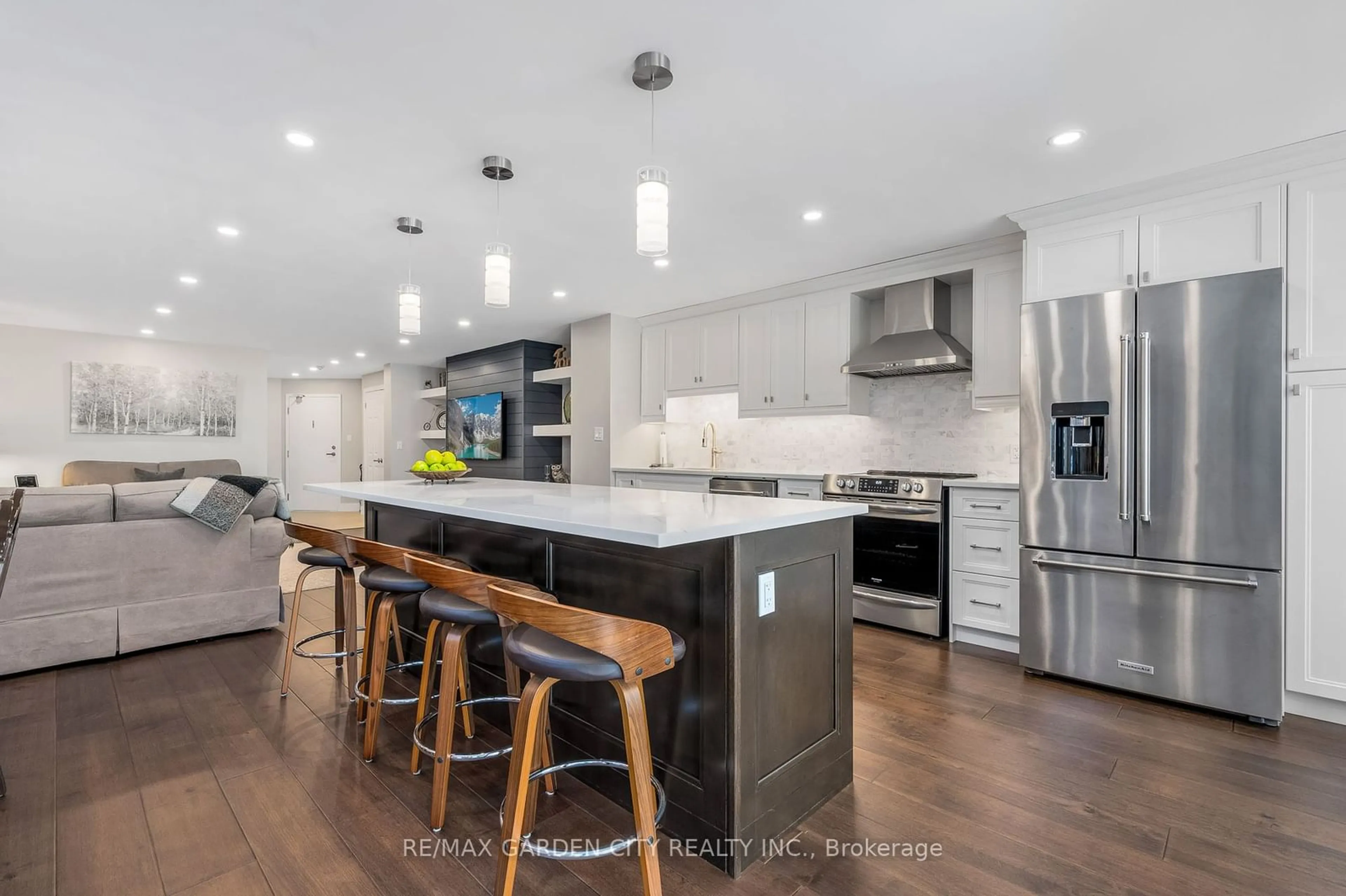 Contemporary kitchen for 1237 North Shore Blvd #401, Burlington Ontario L7S 2H8