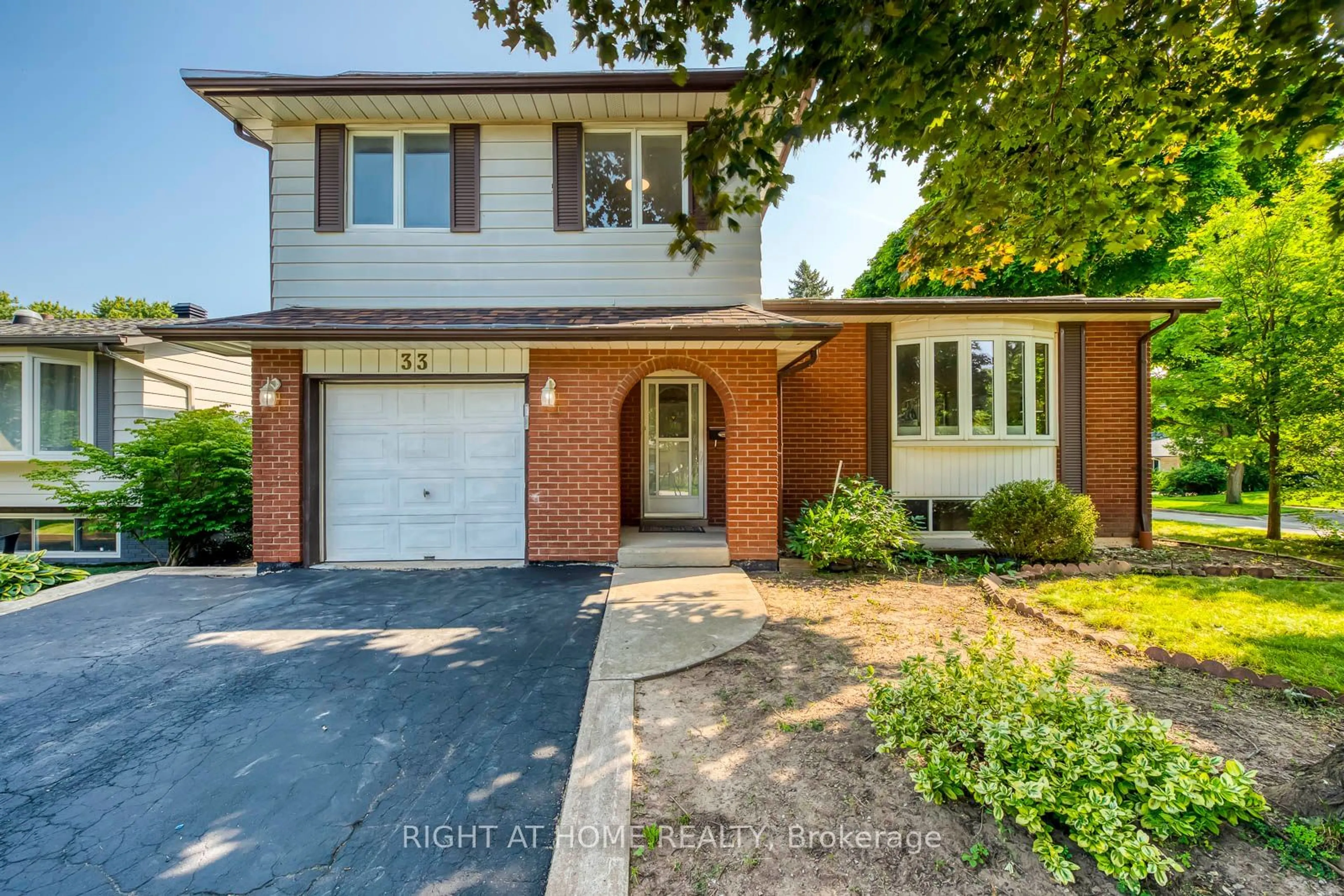 Home with brick exterior material for 33 Nadia Pl, Oakville Ontario L6H 1K1