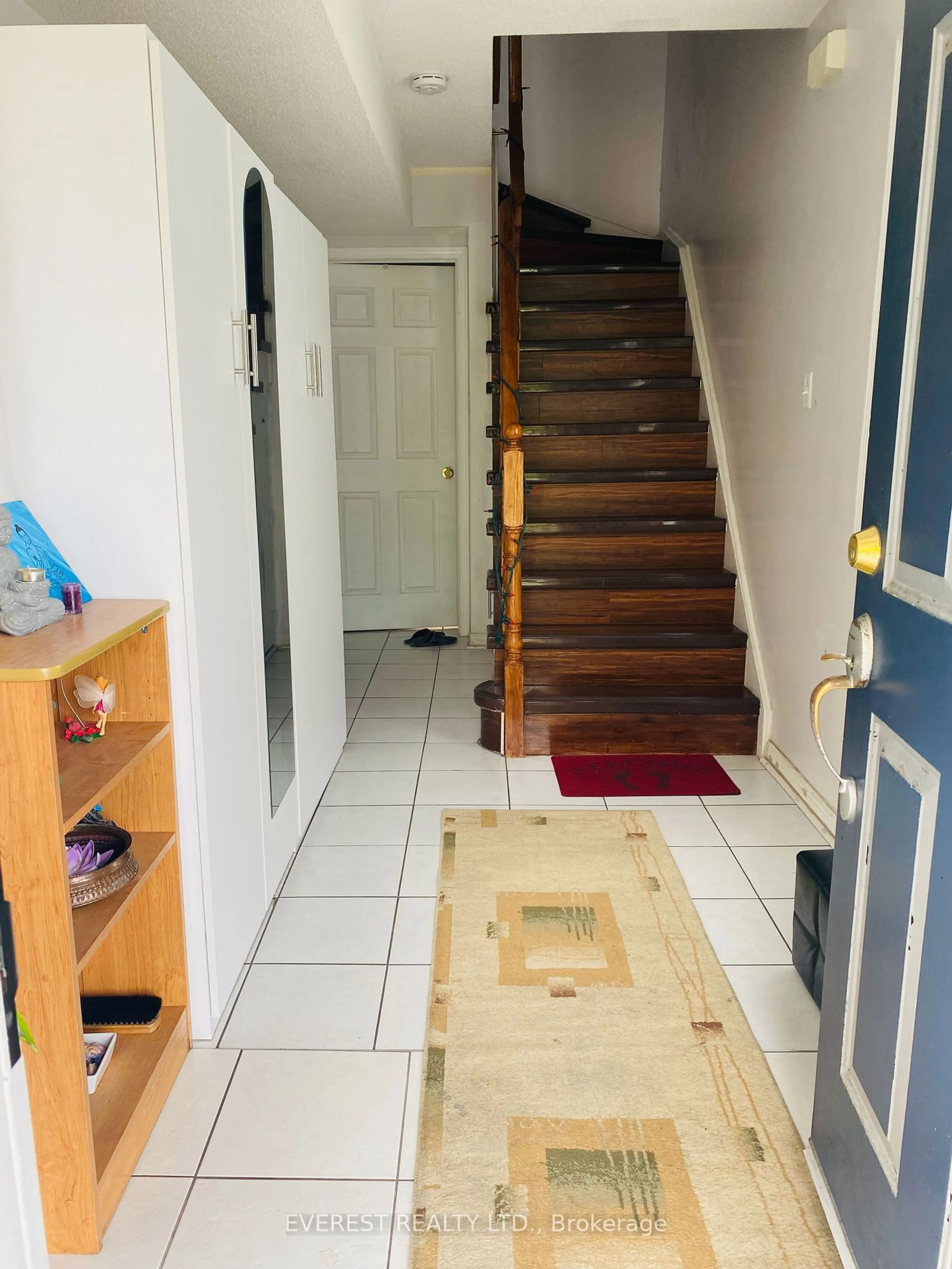 Indoor entryway for 7035 Rexwood Rd #2, Mississauga Ontario L4T 4M7