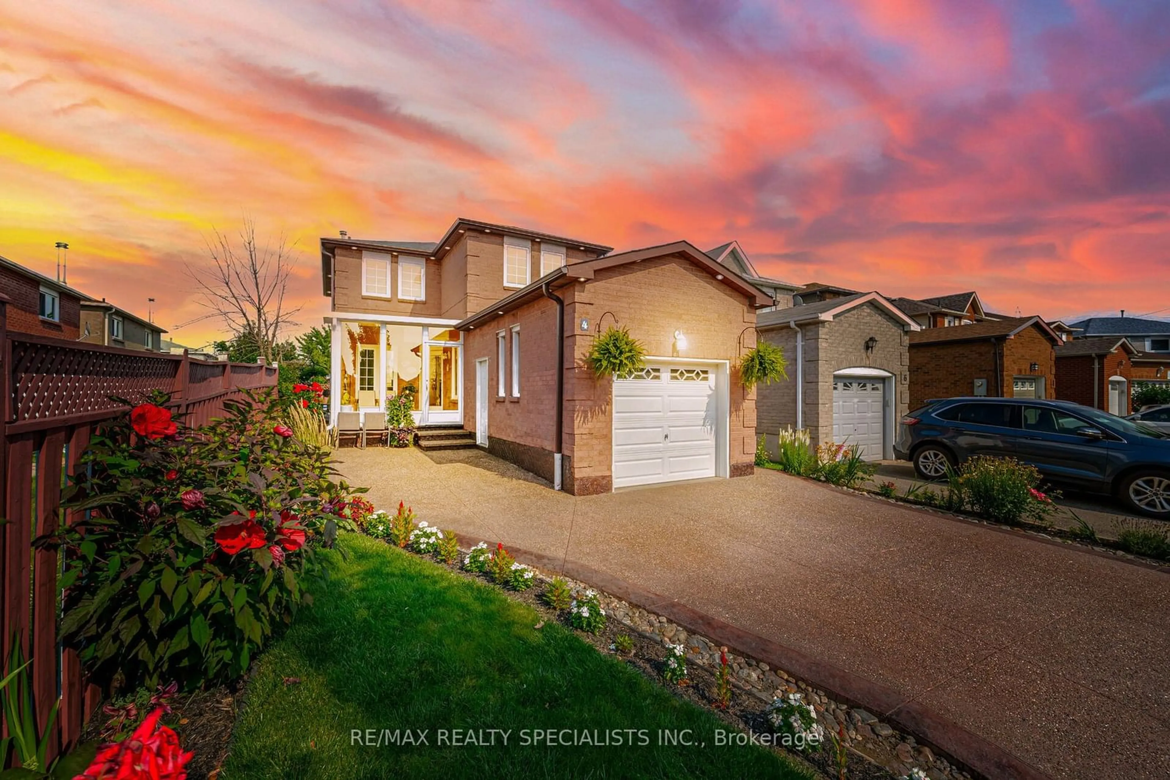 Frontside or backside of a home for 4 Woodside Crt, Brampton Ontario L6Y 3Z3