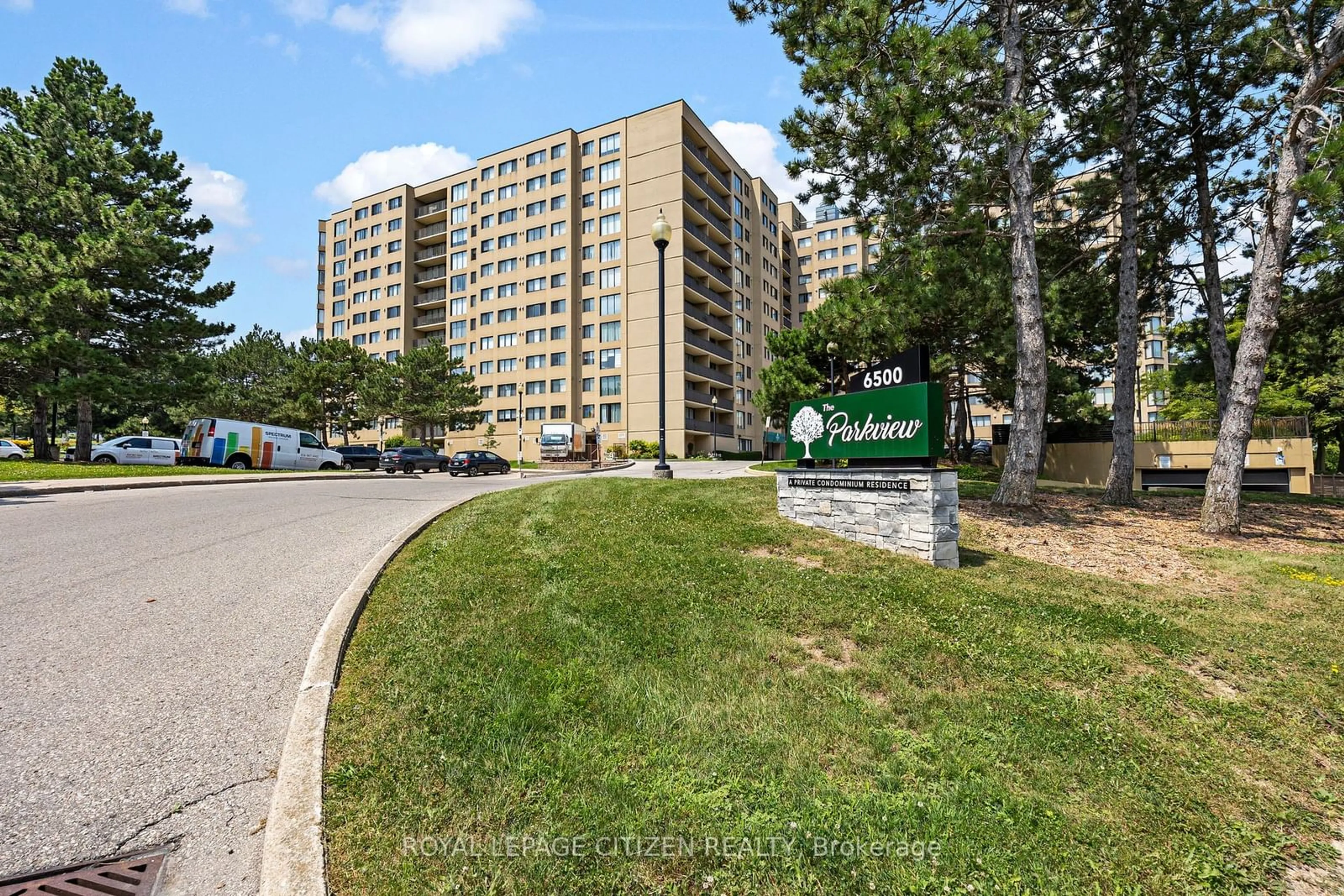 A pic from exterior of the house or condo for 6500 Montevideo Rd #812, Mississauga Ontario L5N 3T6