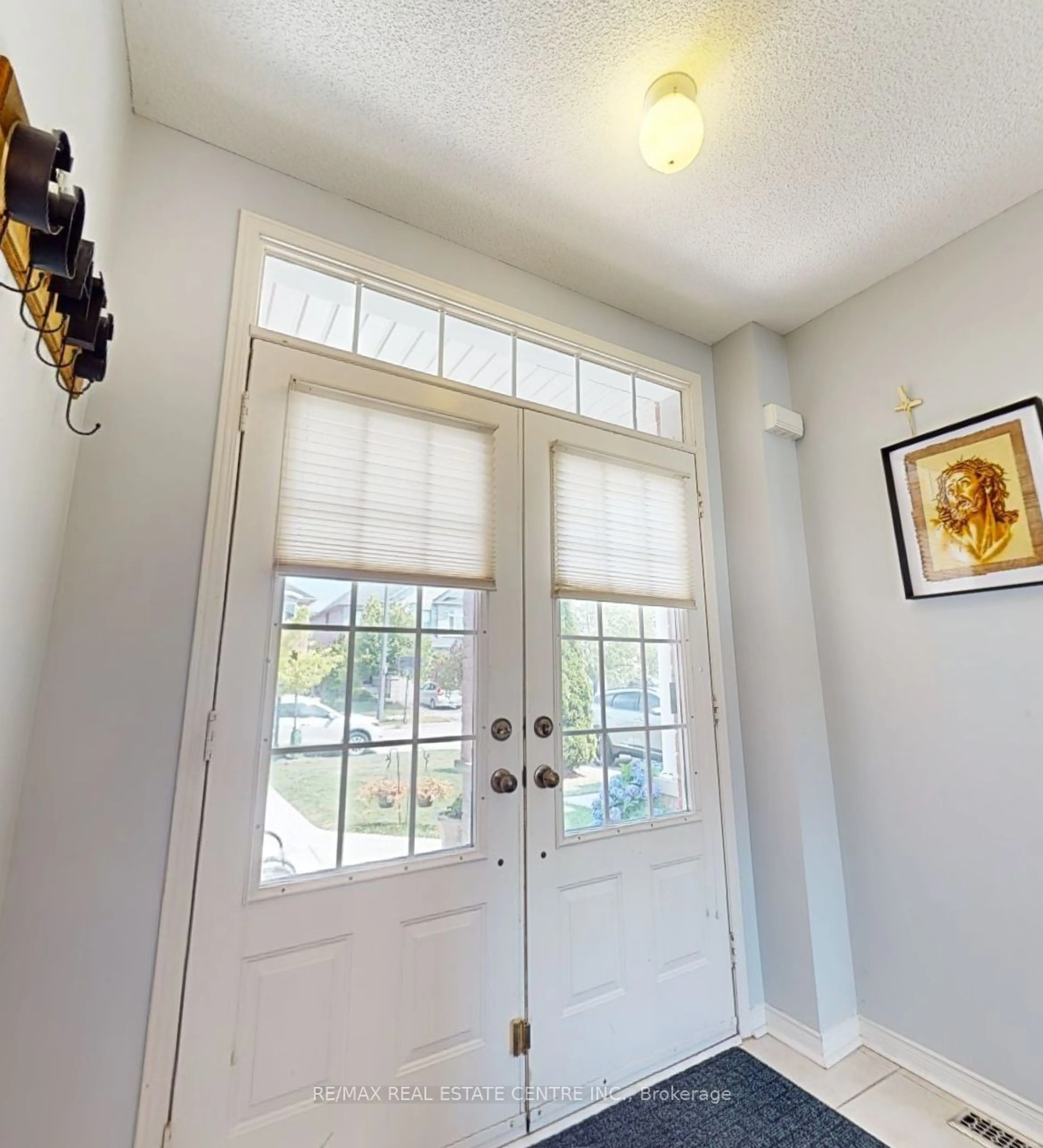 Indoor entryway for 5870 Questman Hllw, Mississauga Ontario L5M 6P3
