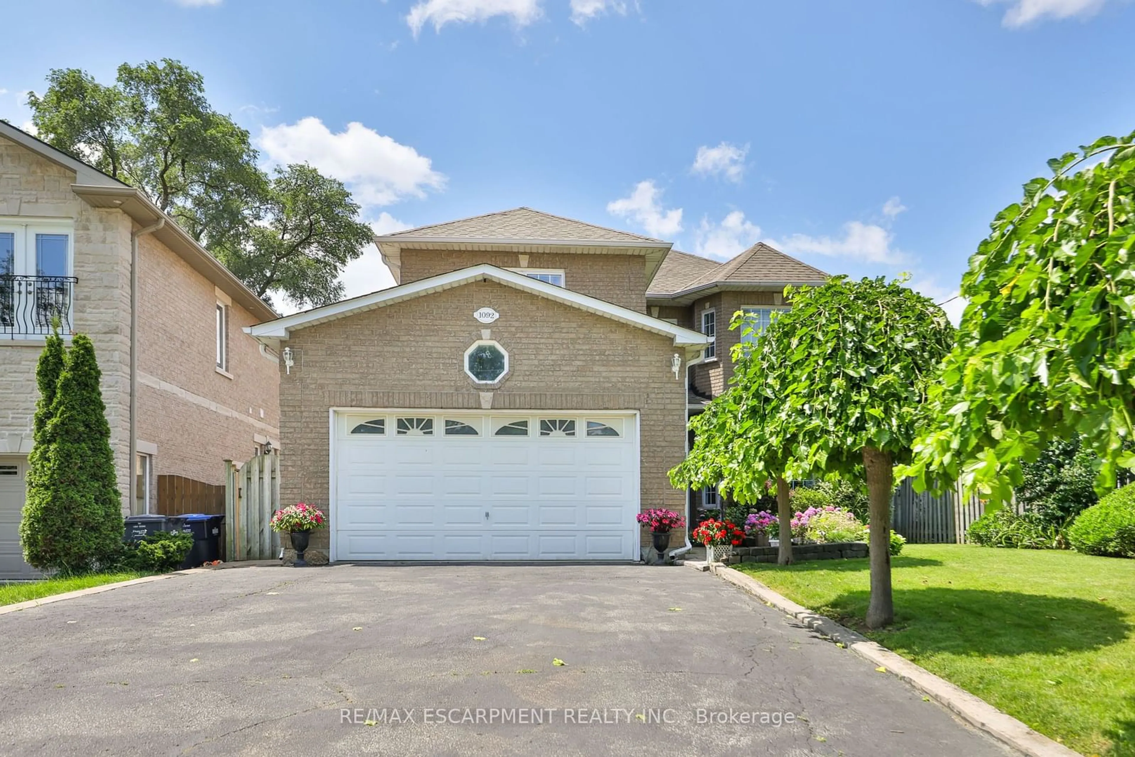 Frontside or backside of a home for 1092 Shaw Dr, Mississauga Ontario L5G 3Z4