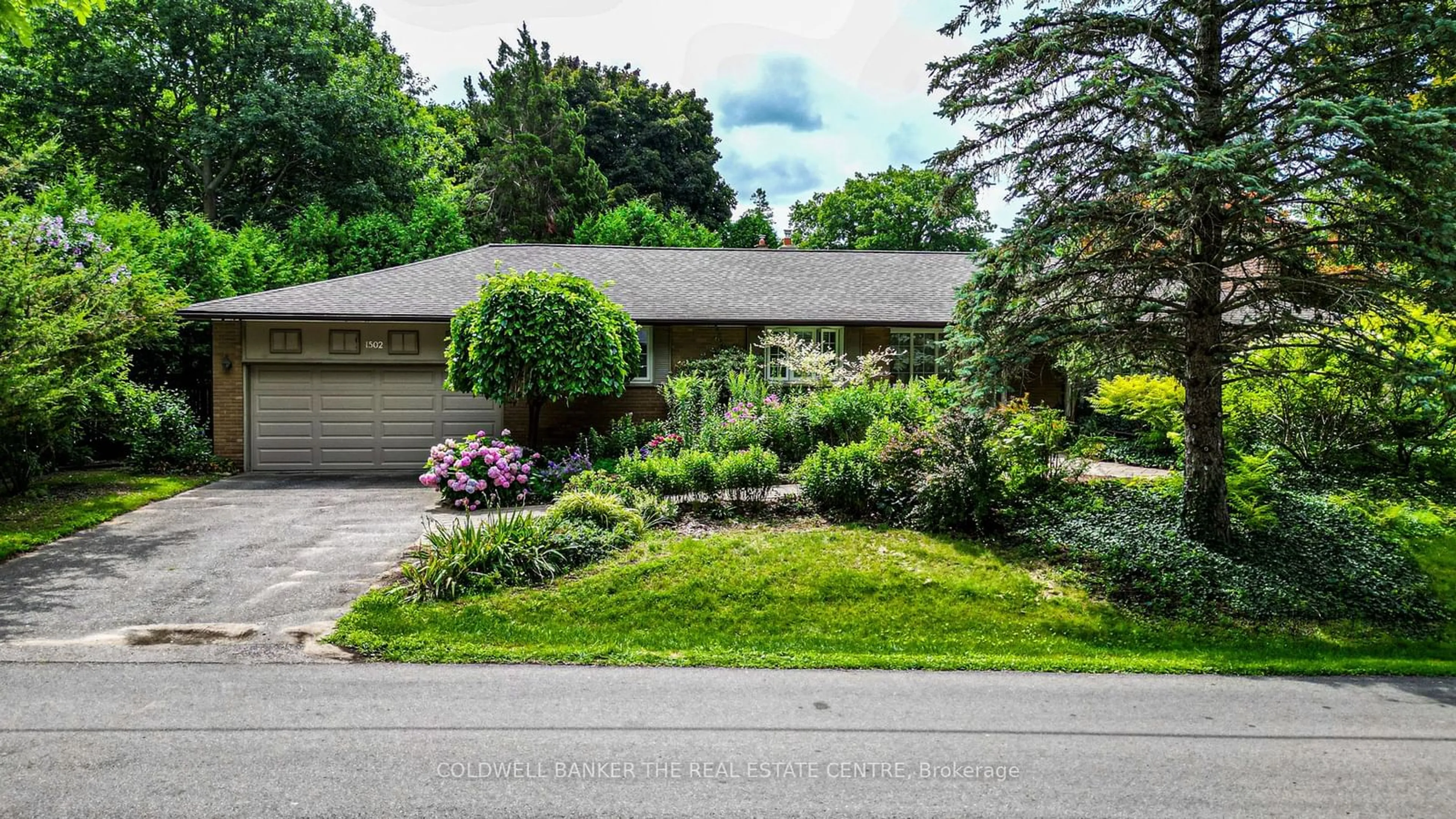 Frontside or backside of a home for 1502 Killkee Gate, Mississauga Ontario L5C 1L4