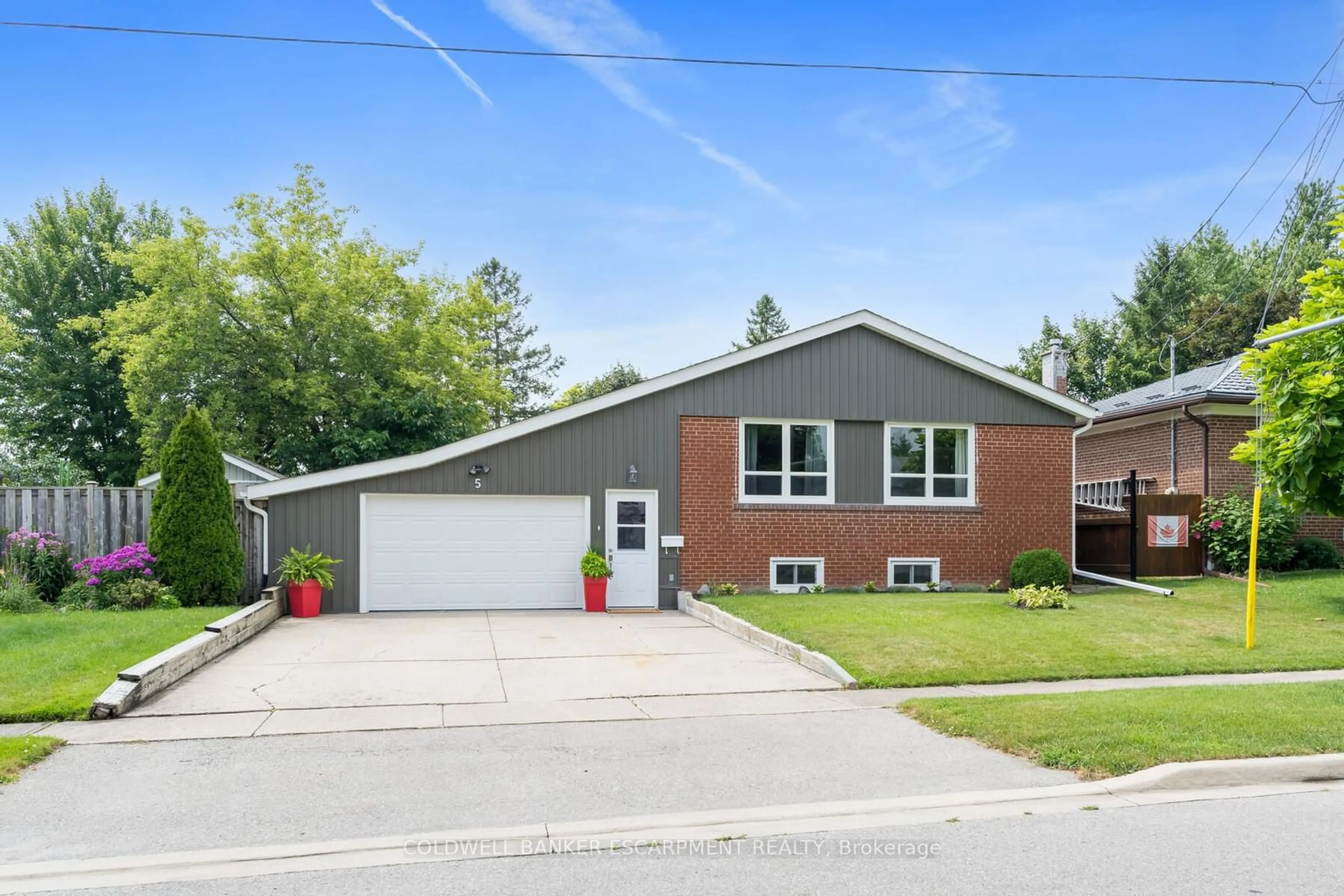 Frontside or backside of a home for 5 Norton Cres, Halton Hills Ontario L7G 1M9