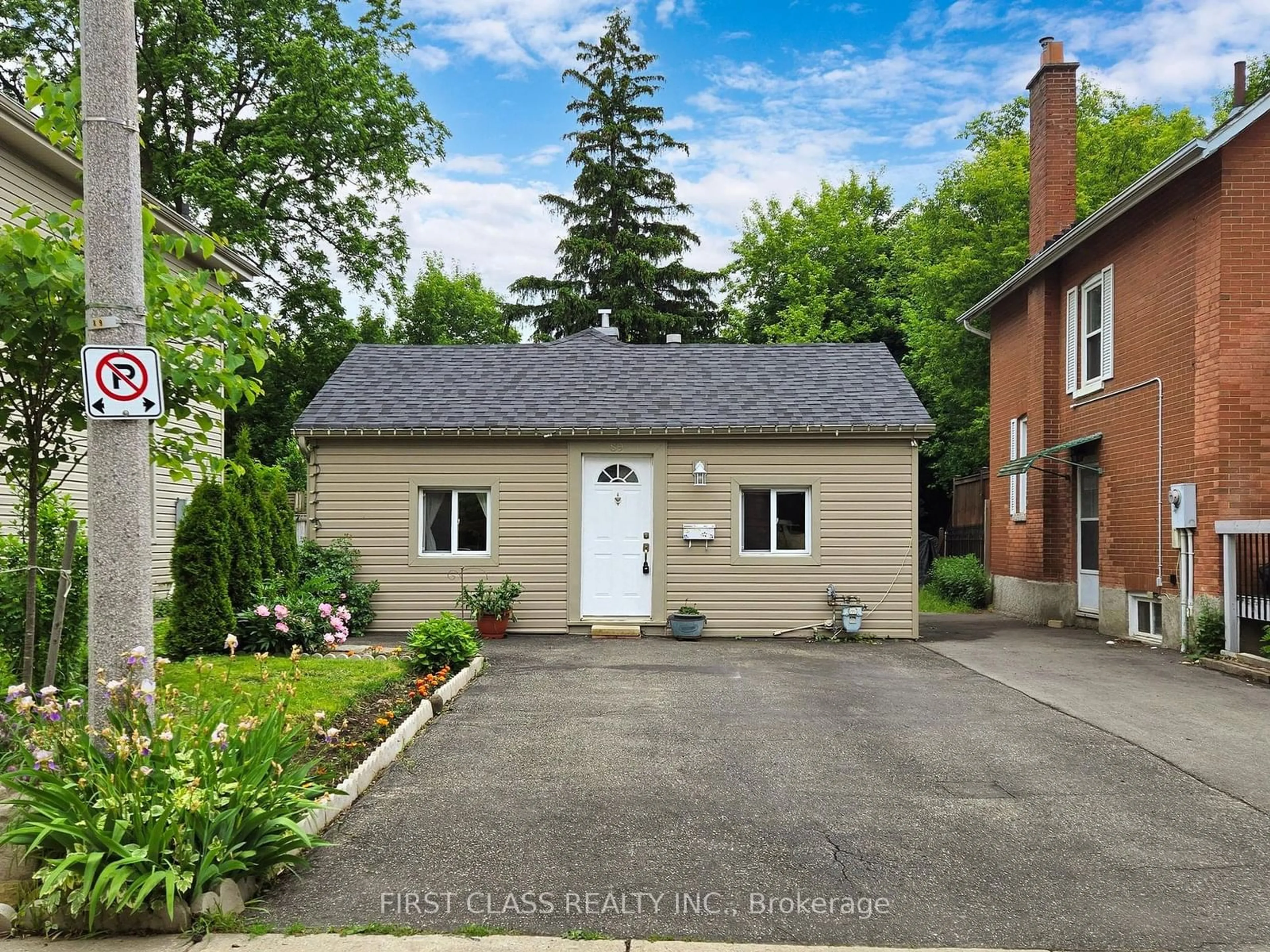 Cottage for 89 John St, Brampton Ontario L6W 1Z4