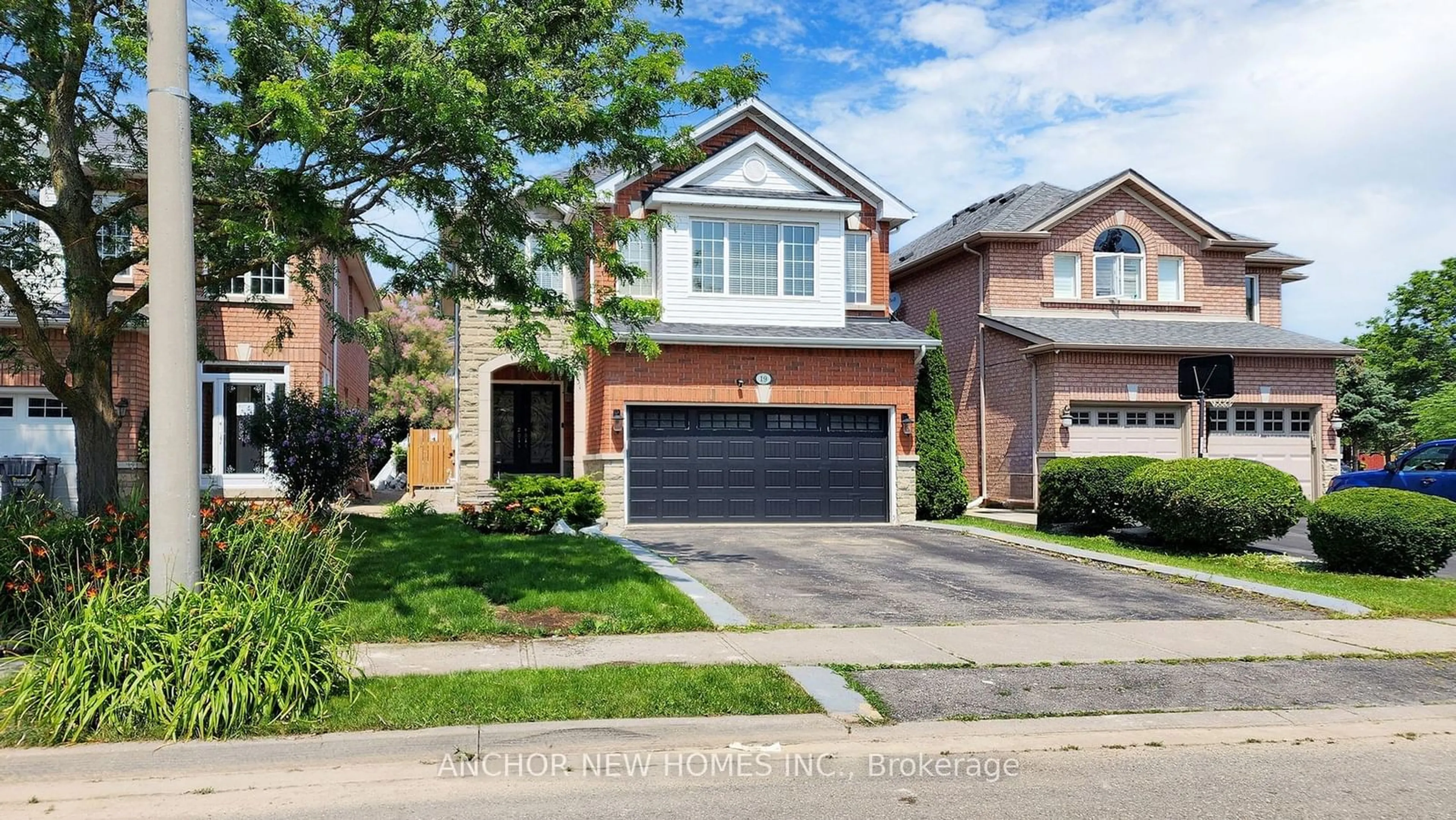 A pic from exterior of the house or condo for 19 Hillpath Cres, Brampton Ontario L6Z 4T9