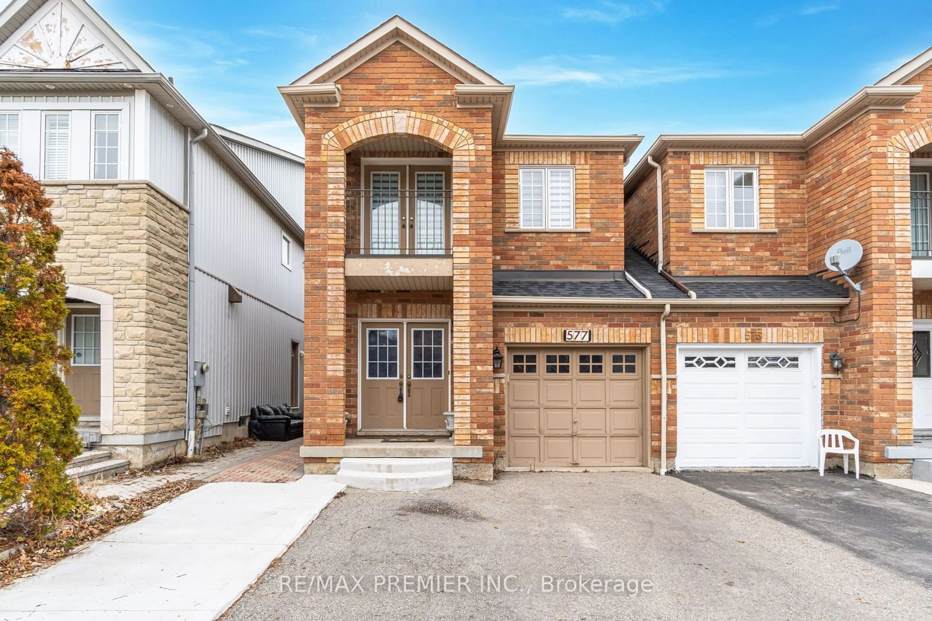 Home with brick exterior material for 577 Rossellini Dr, Mississauga Ontario L5W 1M5