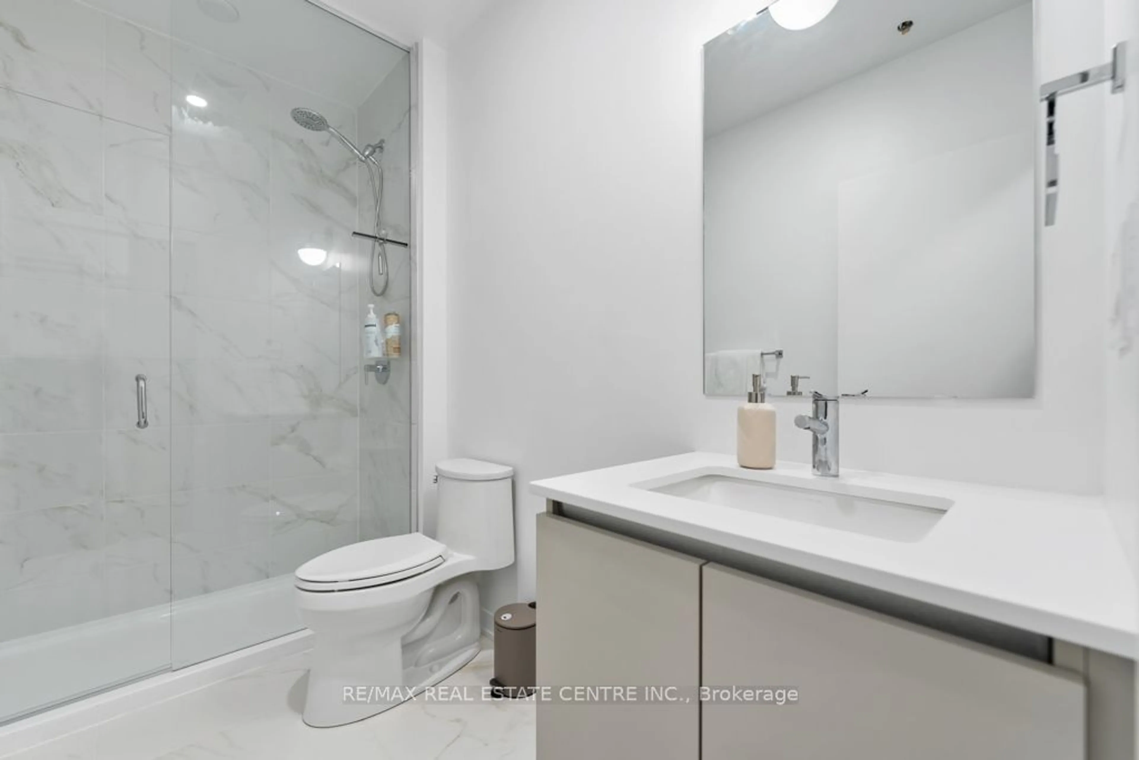 Standard bathroom for 405 Dundas St #507, Oakville Ontario L6M 5P9
