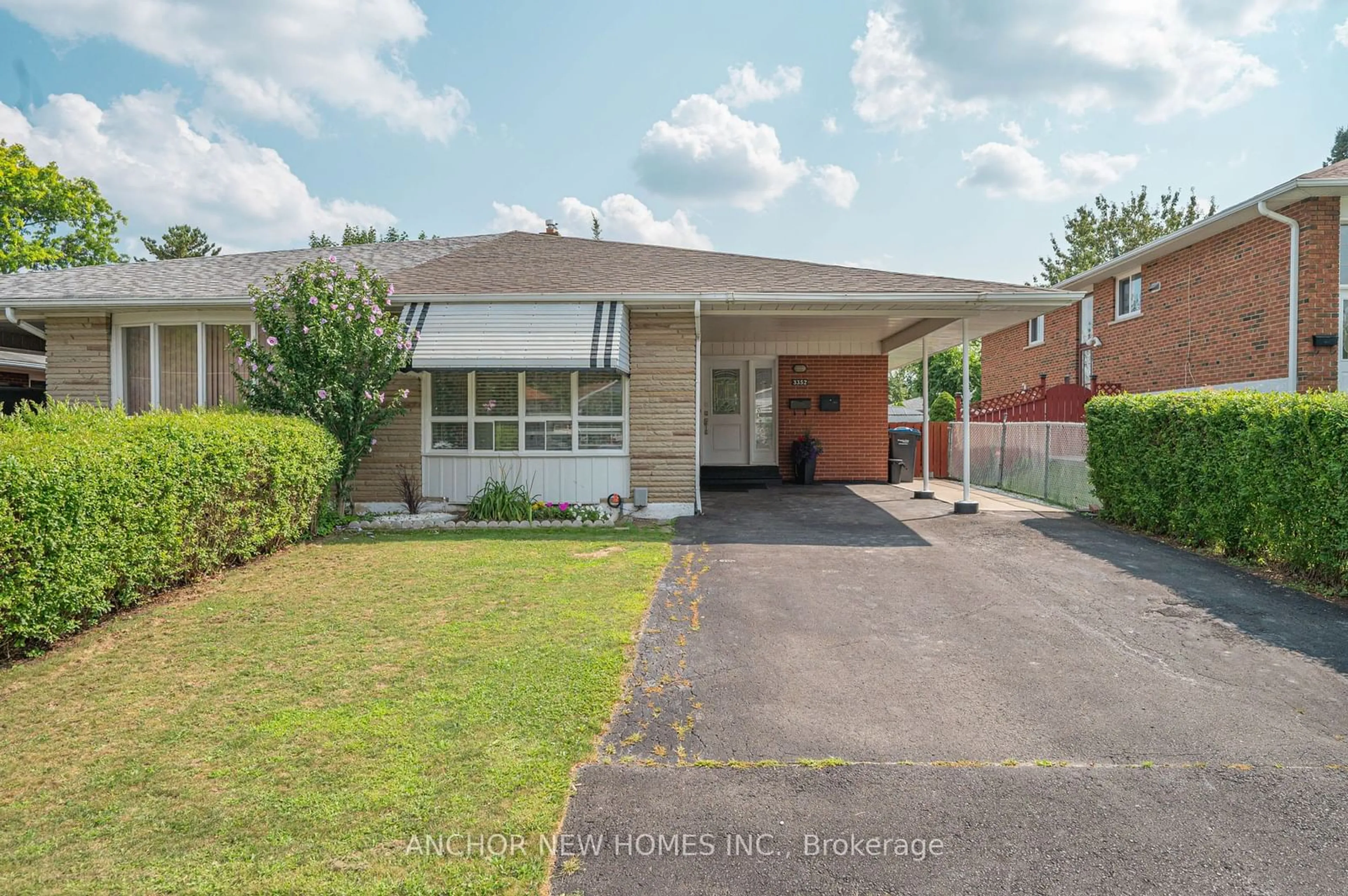 Frontside or backside of a home for 3352 Queen Frederica Dr, Mississauga Ontario L4Y 3B2