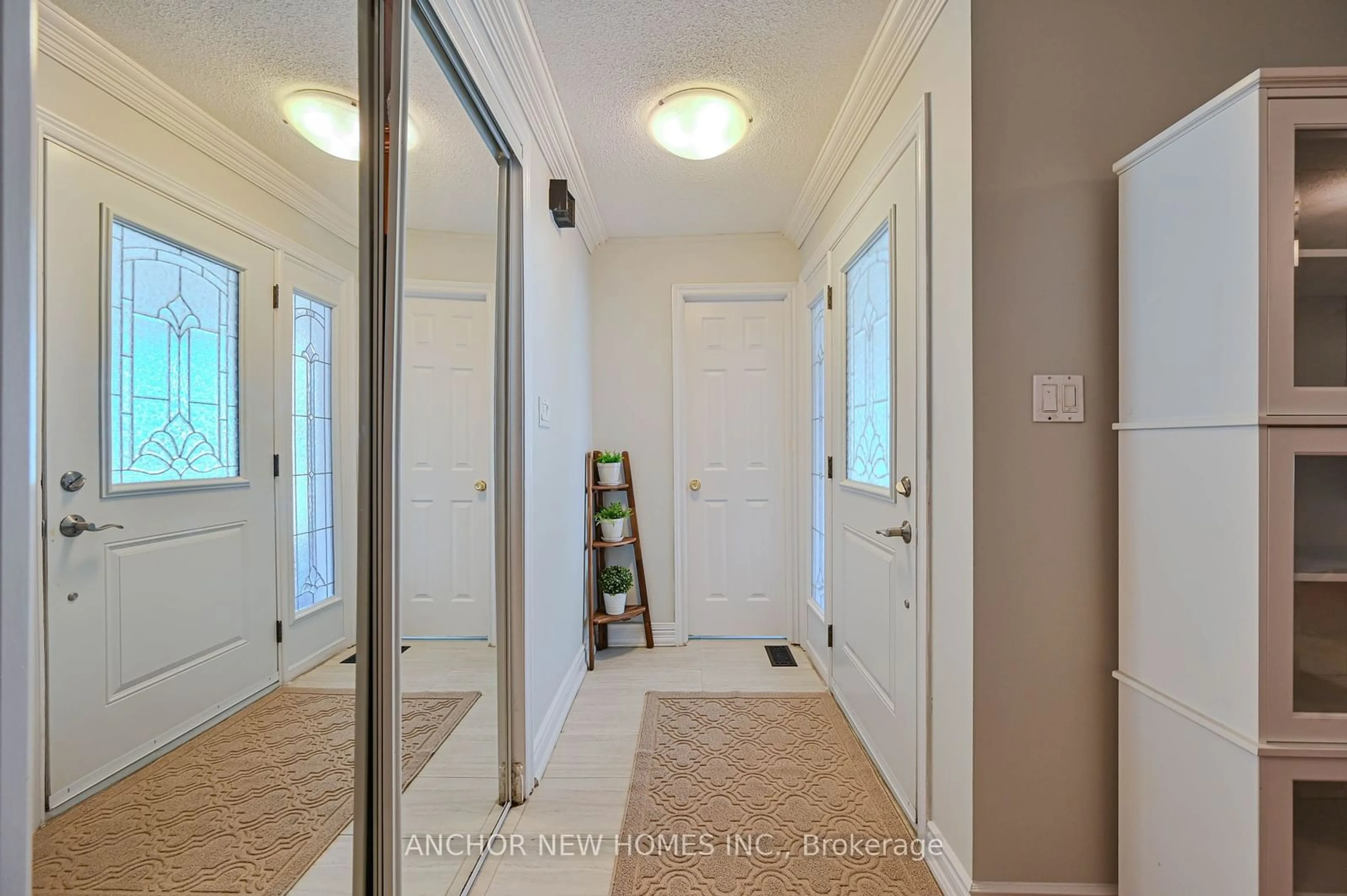 Indoor entryway for 3352 Queen Frederica Dr, Mississauga Ontario L4Y 3B2