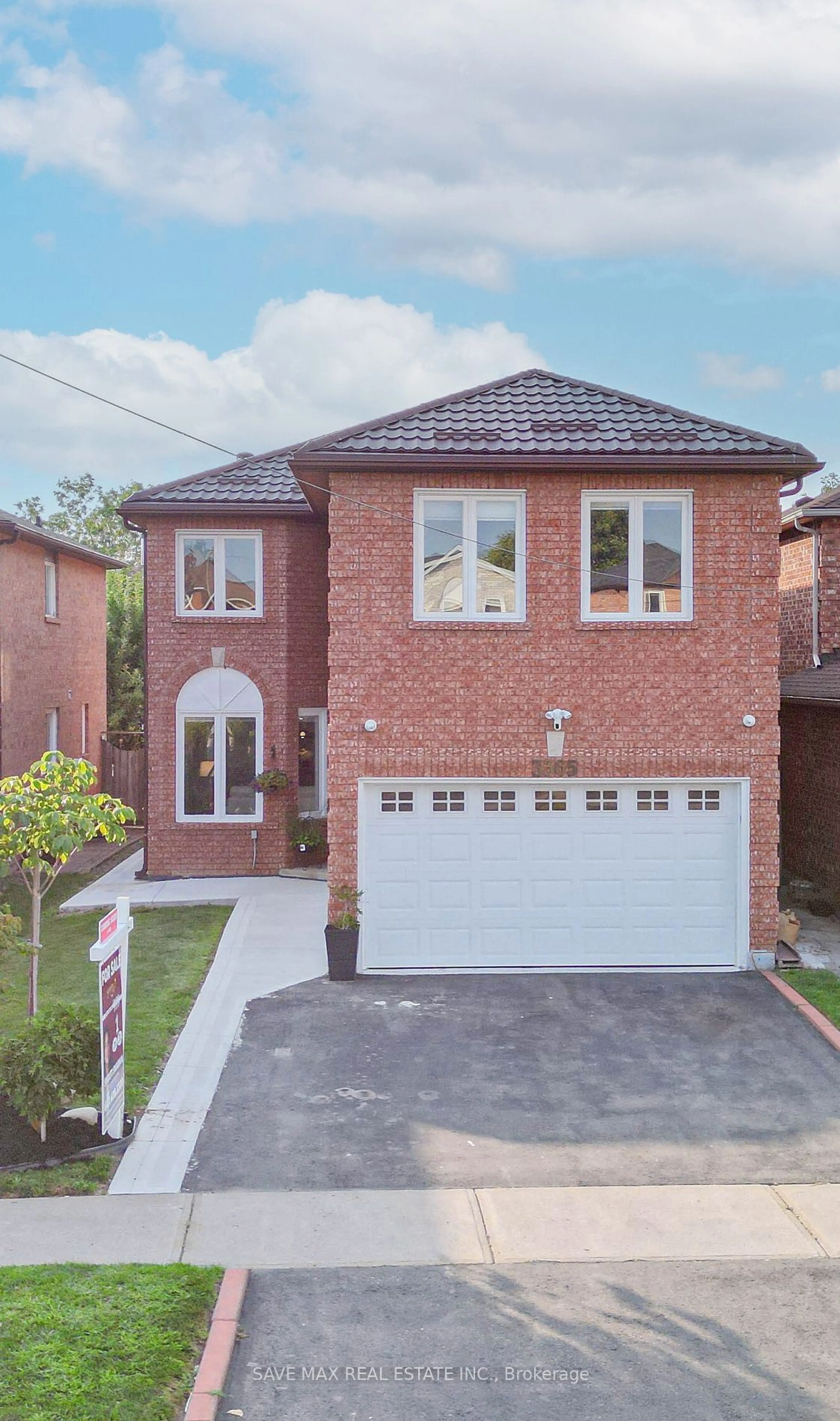 Home with brick exterior material for 3365 Bobwhite Mews, Mississauga Ontario L5N 6E7