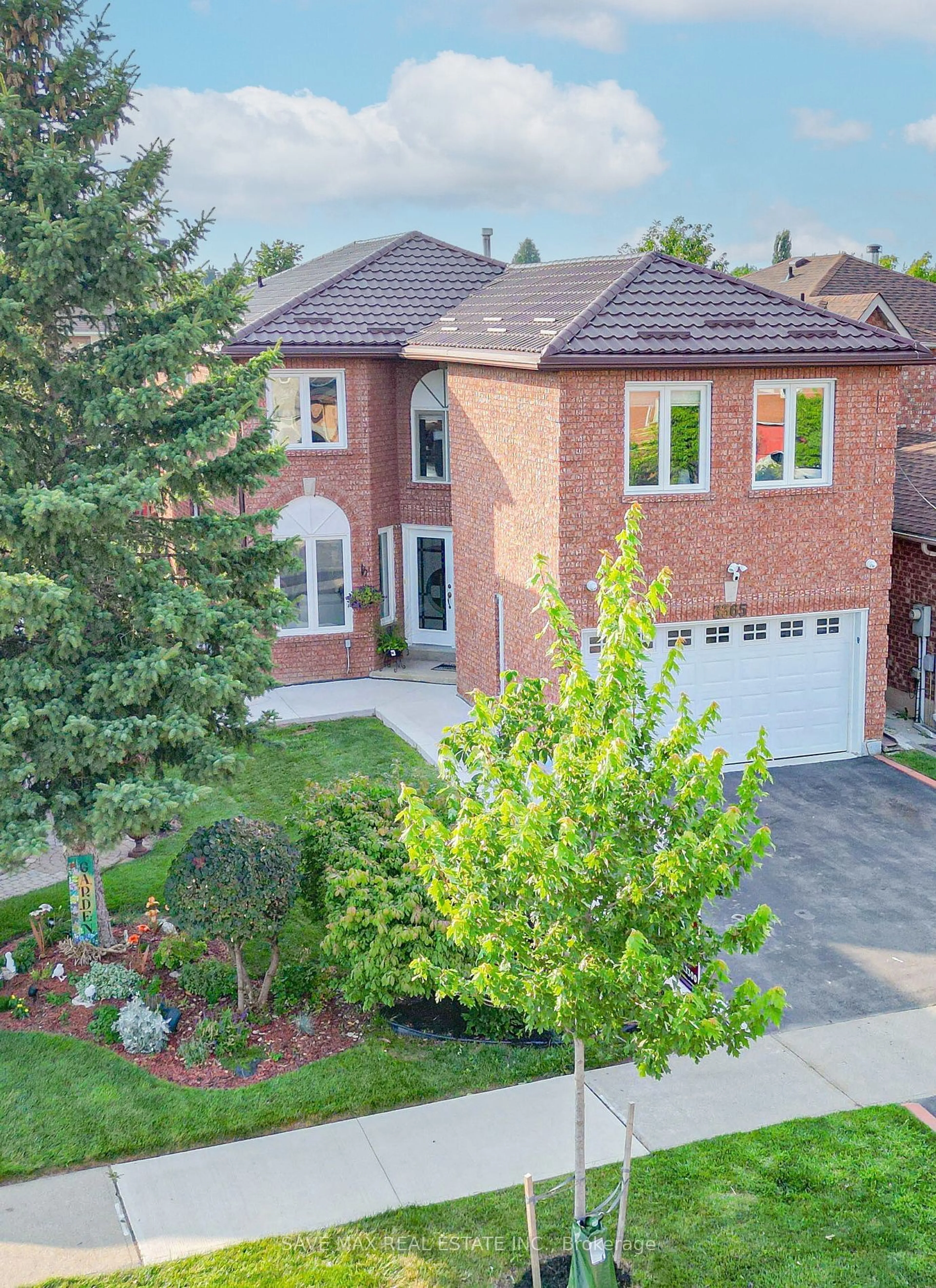 Home with brick exterior material for 3365 Bobwhite Mews, Mississauga Ontario L5N 6E7