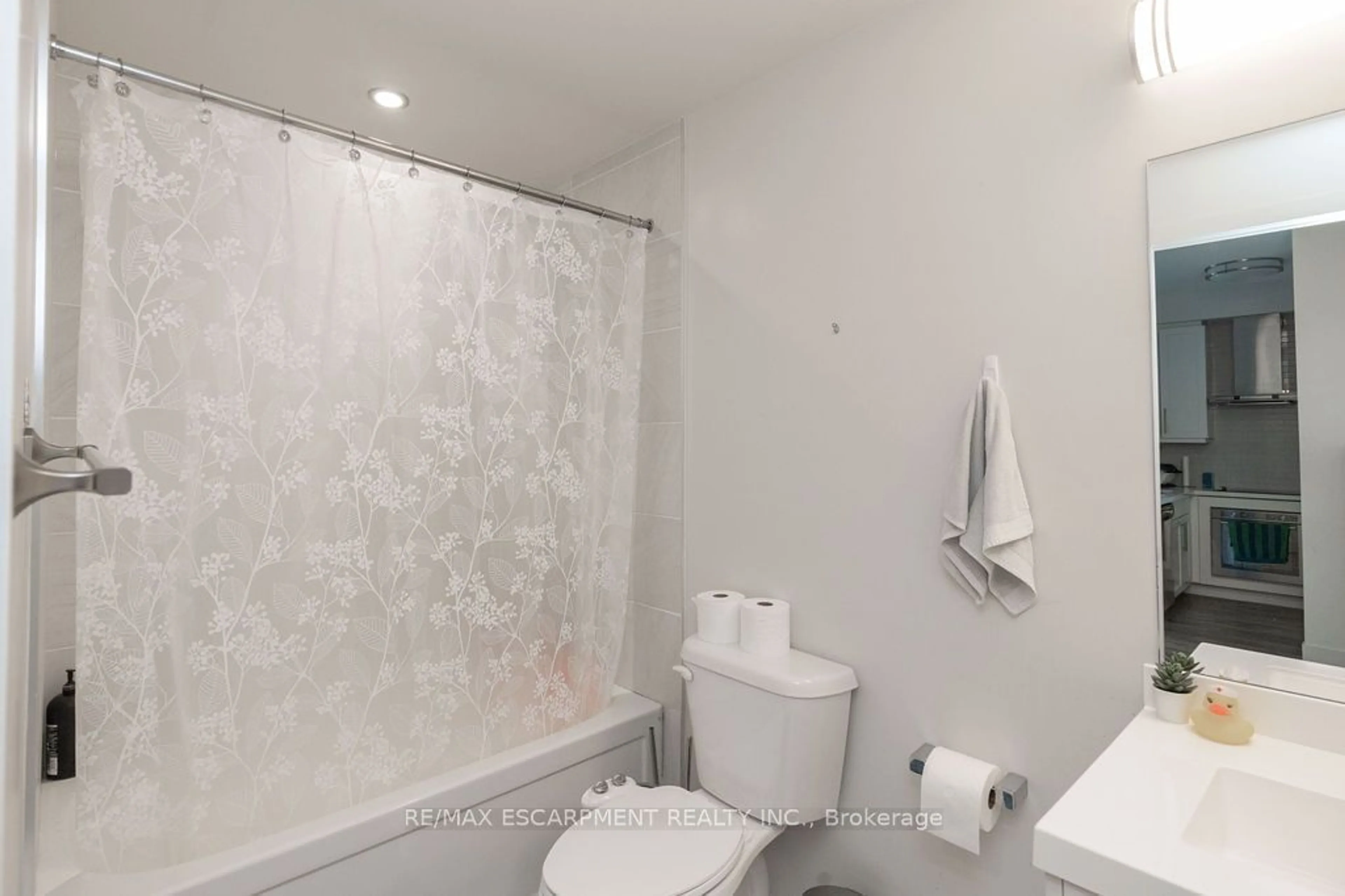 Standard bathroom for 2087 Fairview St #504, Burlington Ontario L7R 2E7