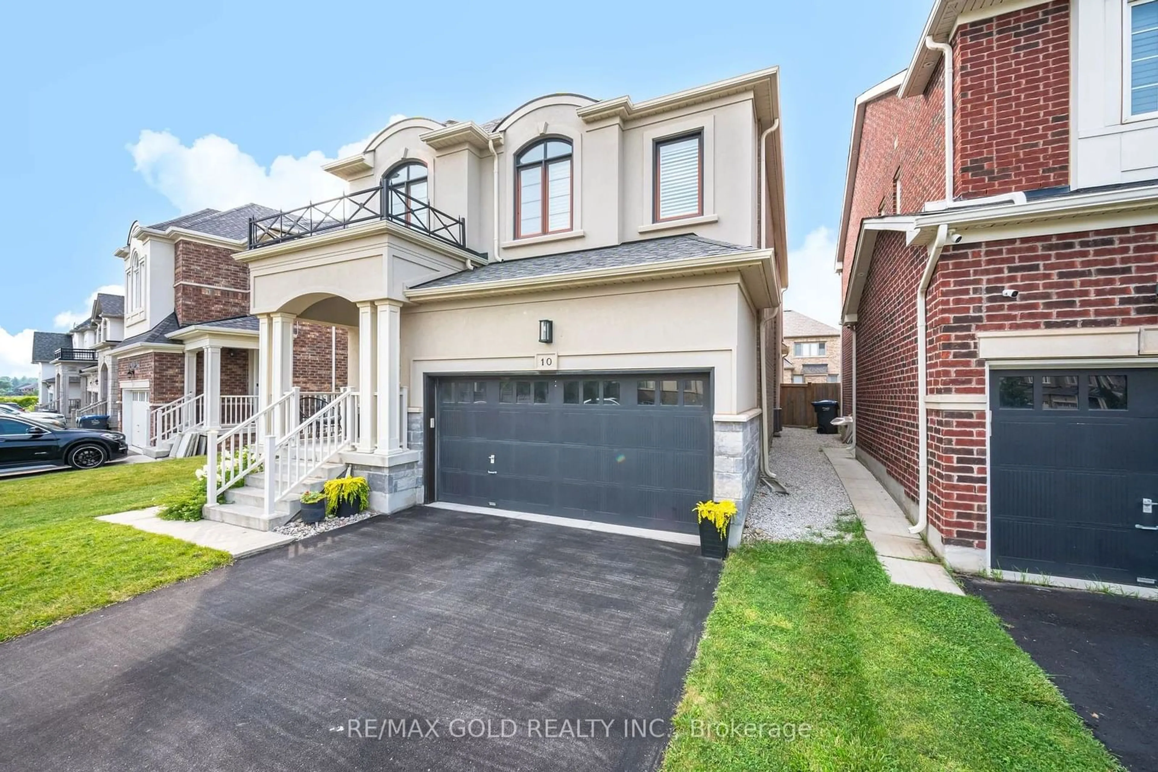 Frontside or backside of a home for 10 Mussle White Rd, Brampton Ontario L6Y 0E3