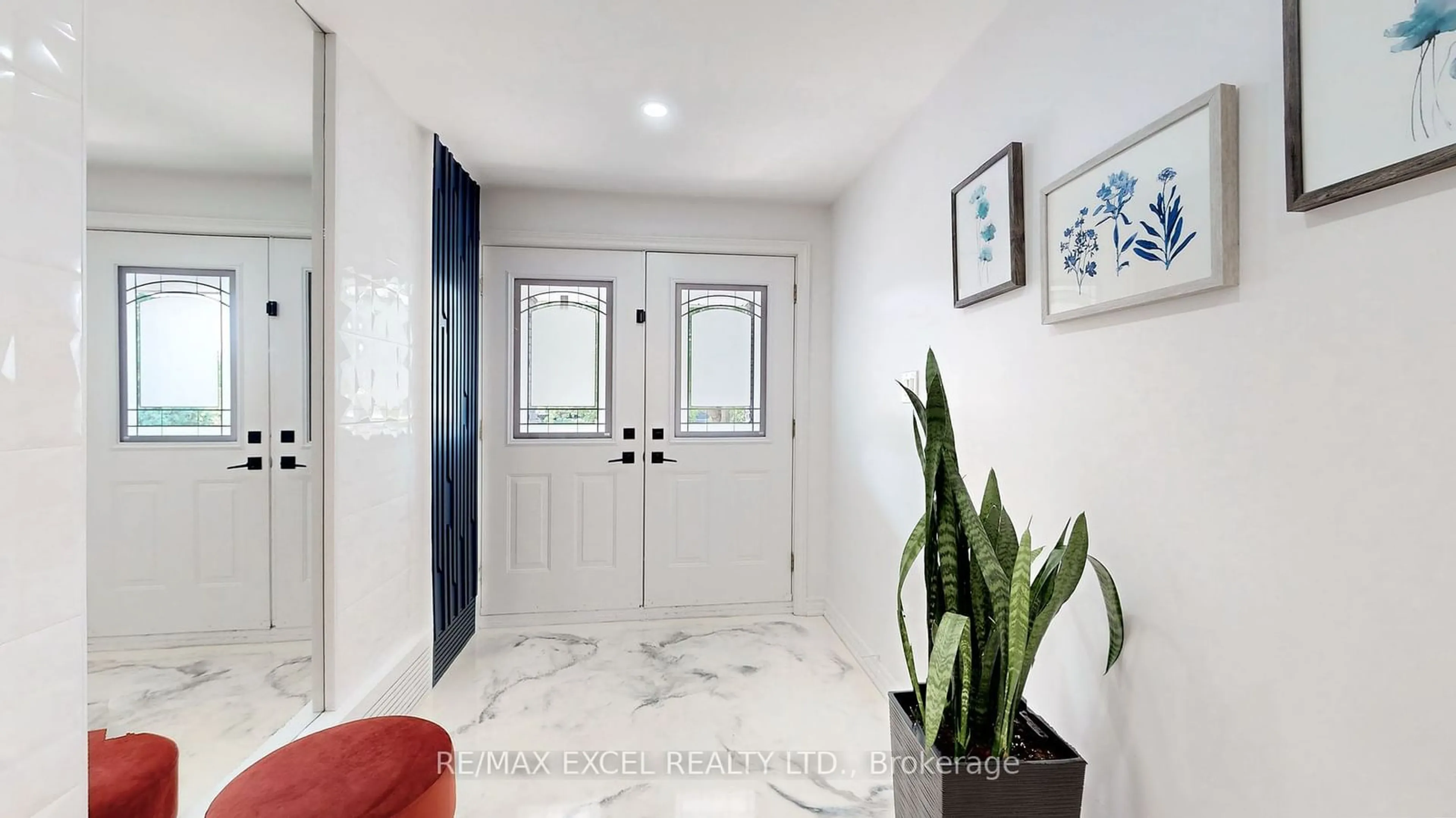 Indoor entryway for 220 Gracefield Ave, Toronto Ontario M6L 1L8