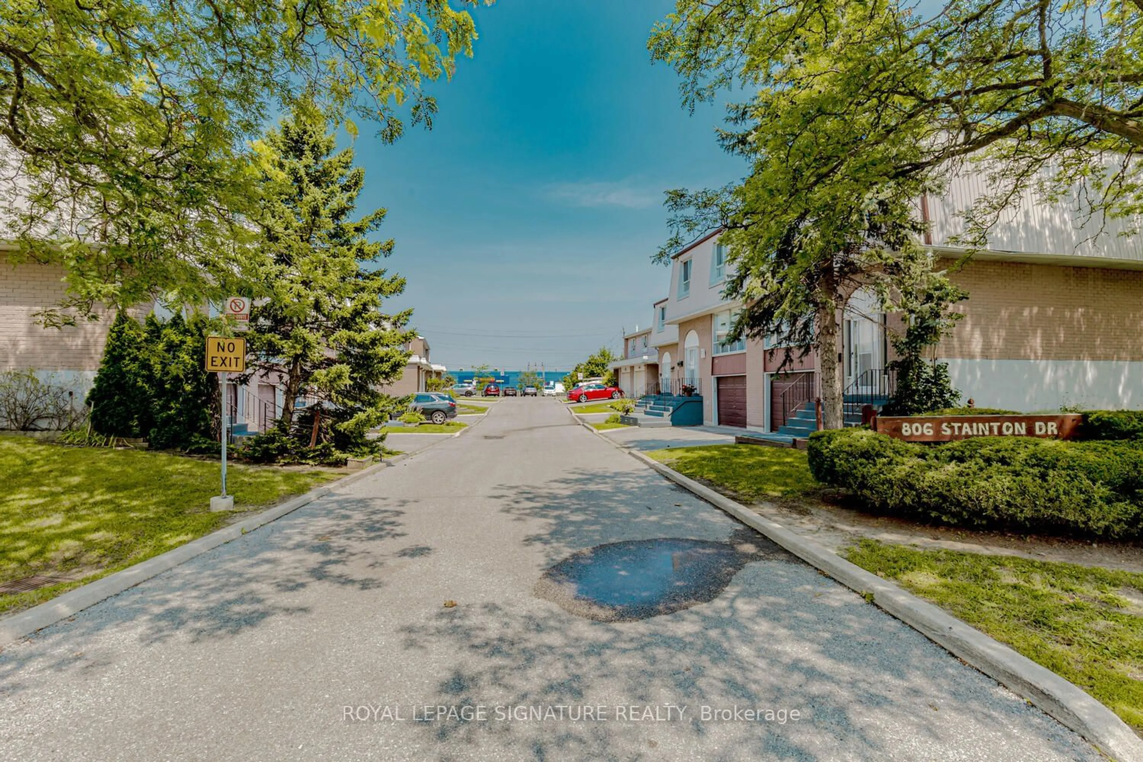 Street view for 806 Stainton Dr #8, Mississauga Ontario L5C 2T2