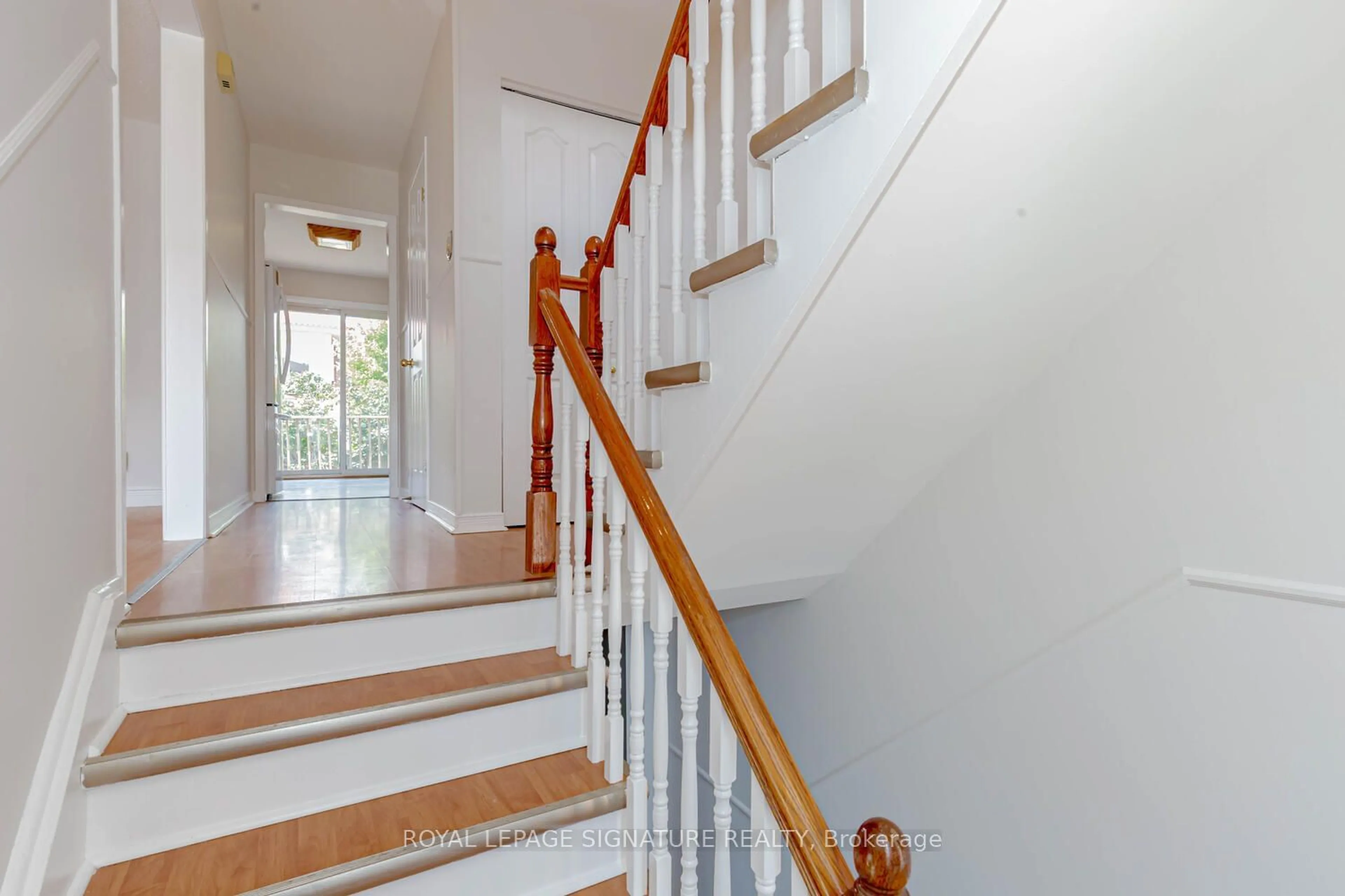 Stairs for 806 Stainton Dr #8, Mississauga Ontario L5C 2T2