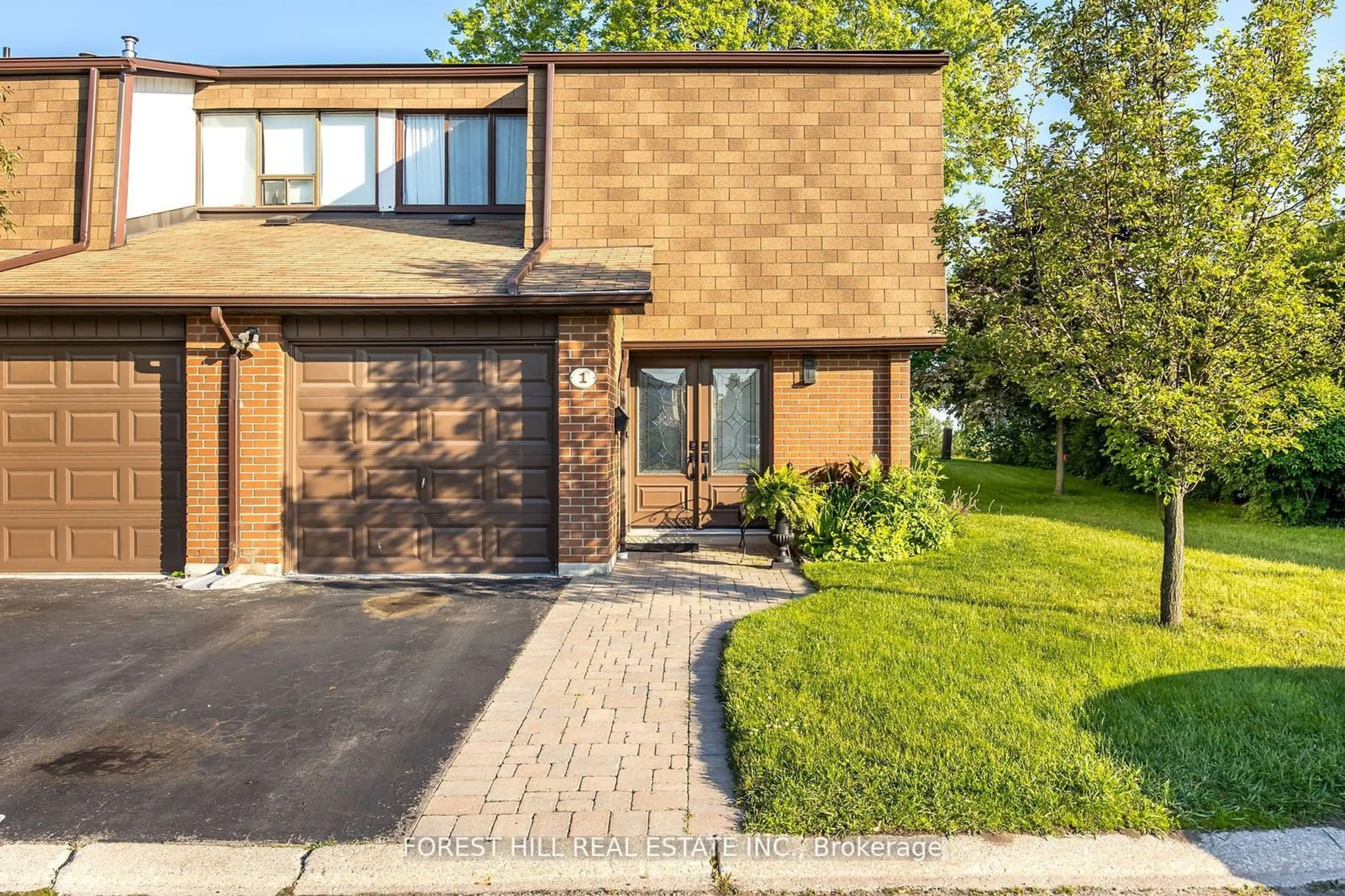 Home with brick exterior material for 600 Silver Creek Blvd #1, Mississauga Ontario L5A 2B4