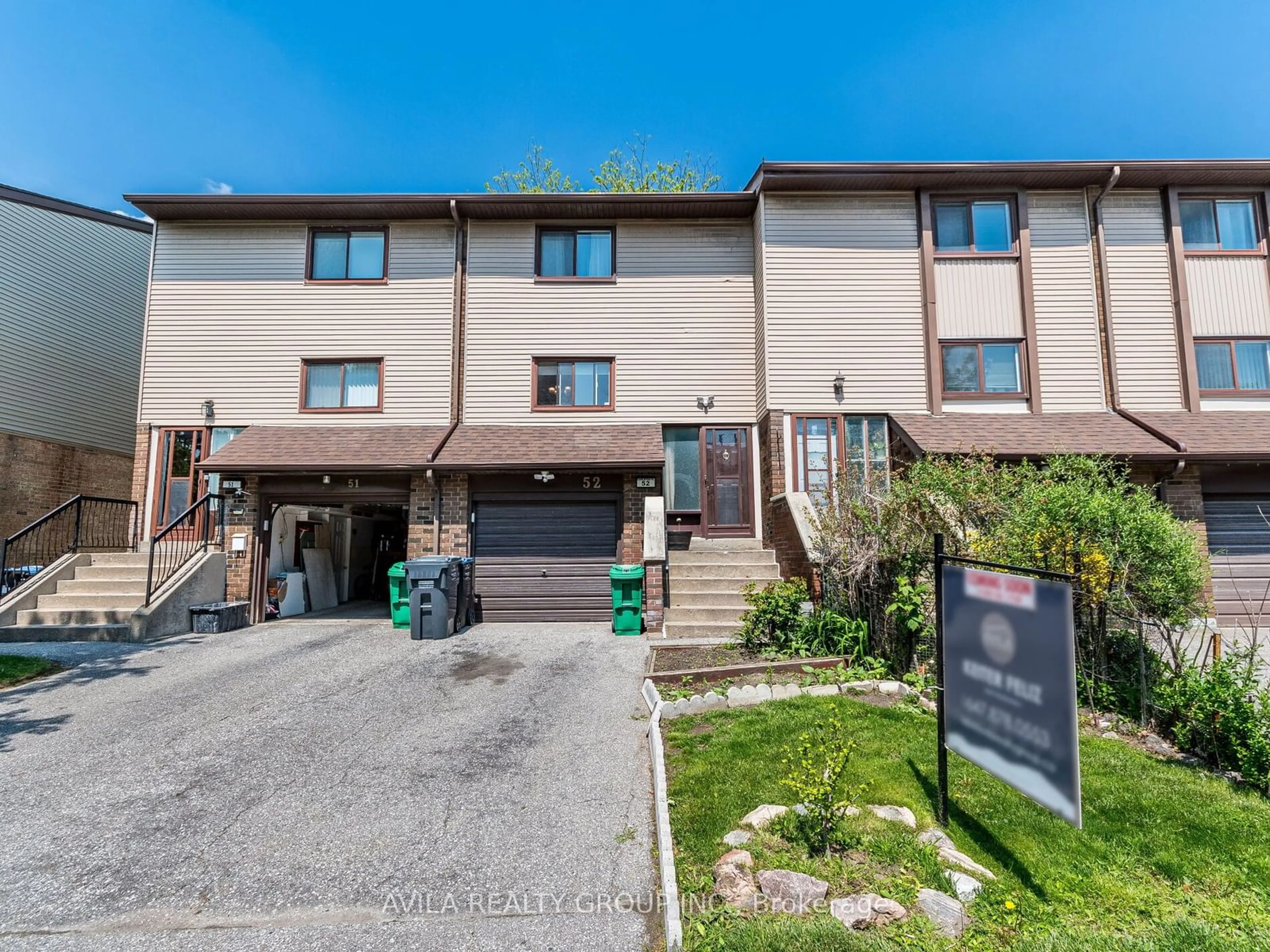 A pic from exterior of the house or condo, the street view for 52 Carleton Pl, Brampton Ontario L6T 3Z4