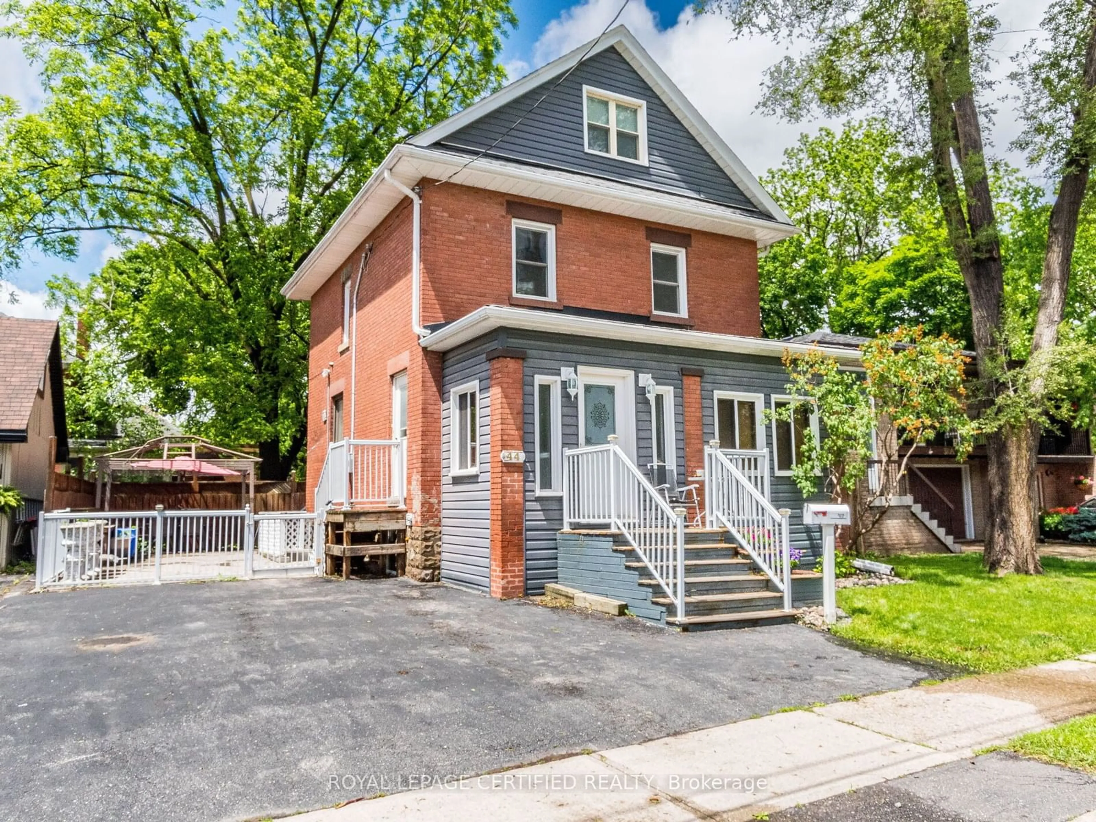 Frontside or backside of a home for 44 Joseph St, Brampton Ontario L6X 1H6