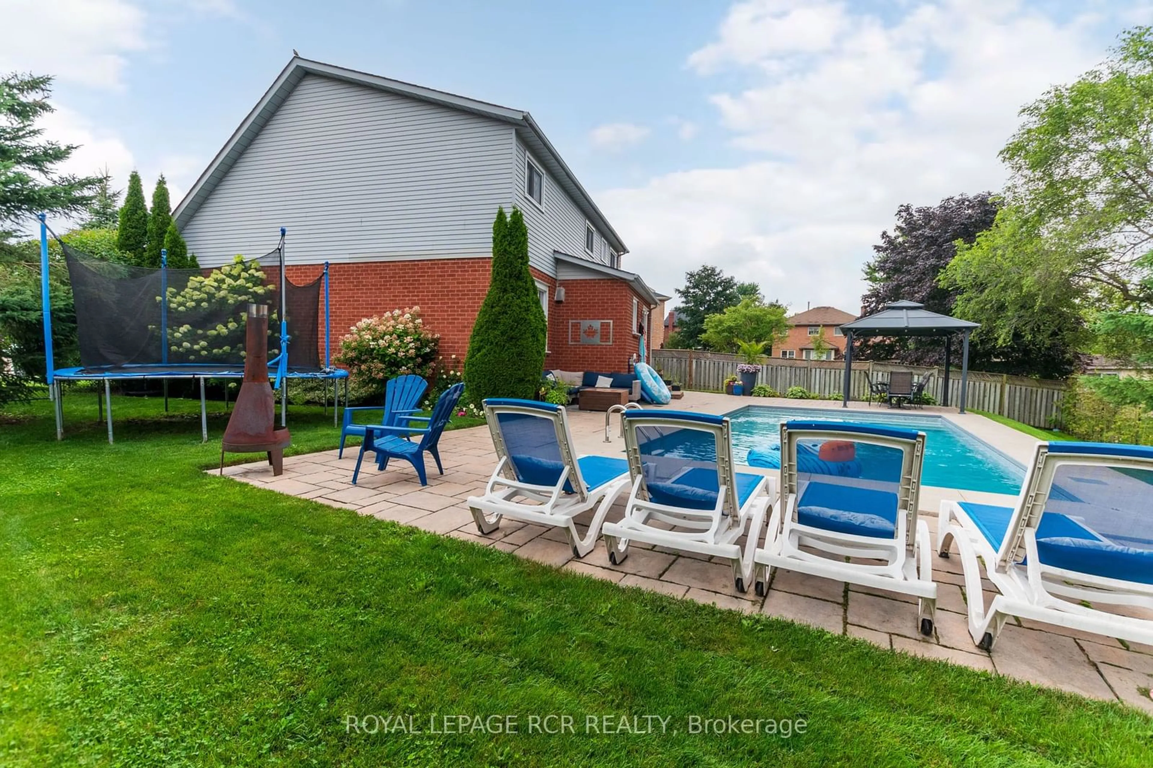 Indoor or outdoor pool for 22 Still Crt, Orangeville Ontario L9W 4K6