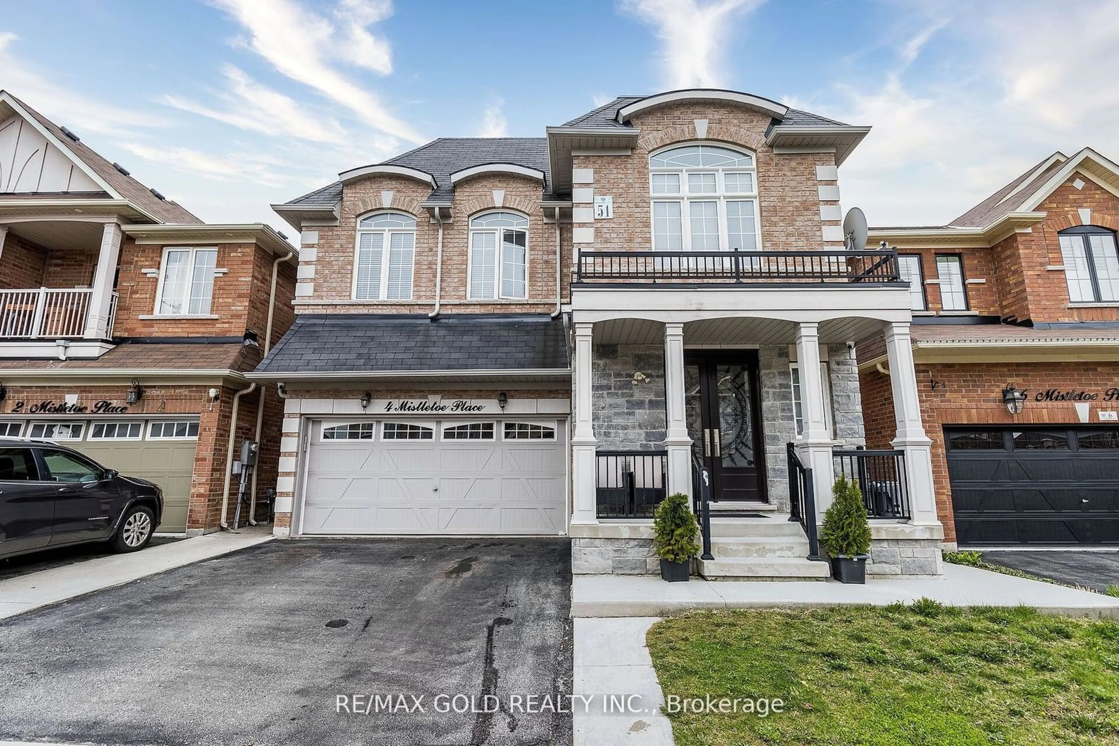 Home with brick exterior material for 4 Mistletoe Pl, Brampton Ontario L6Y 5V1