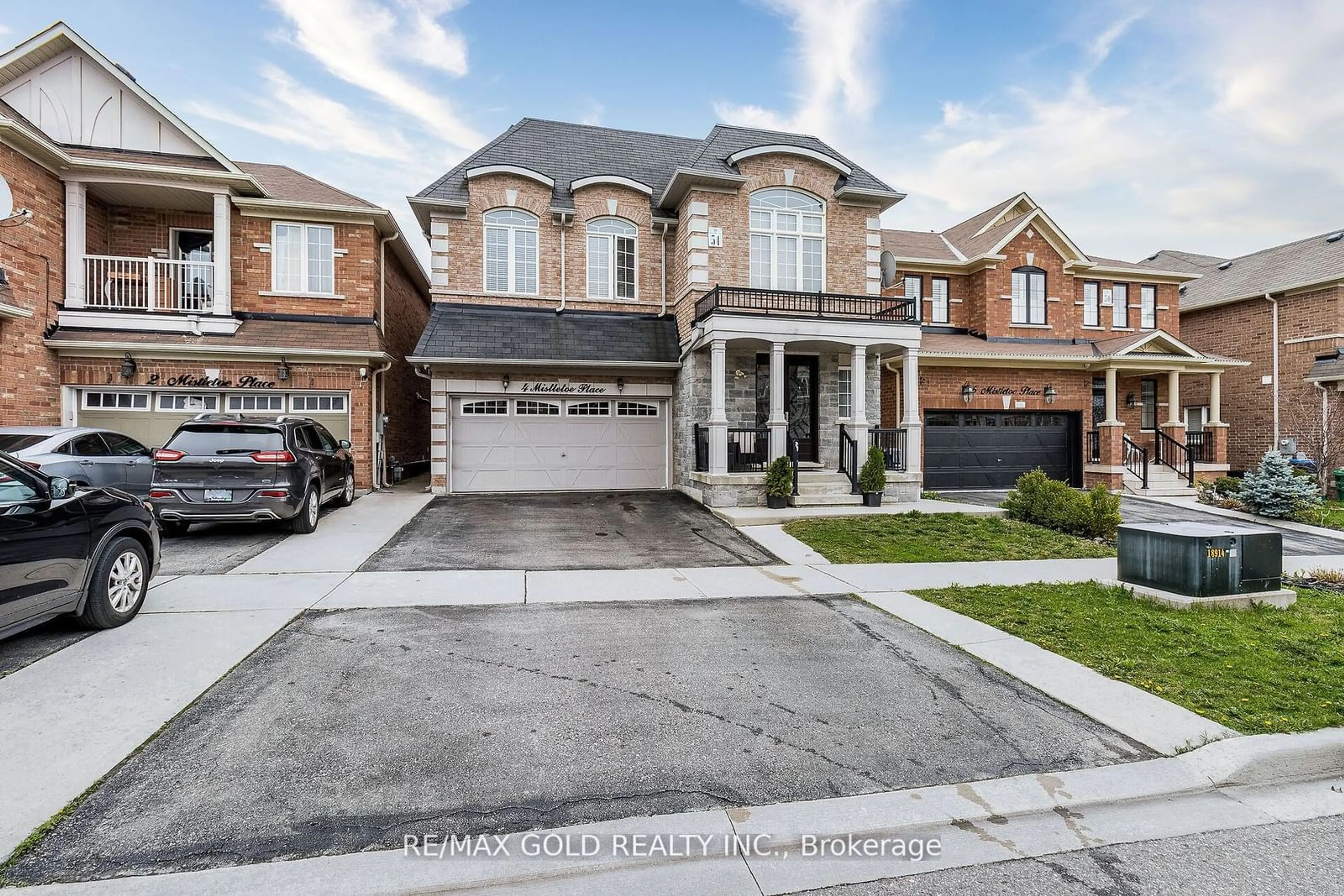 Home with brick exterior material for 4 Mistletoe Pl, Brampton Ontario L6Y 5V1