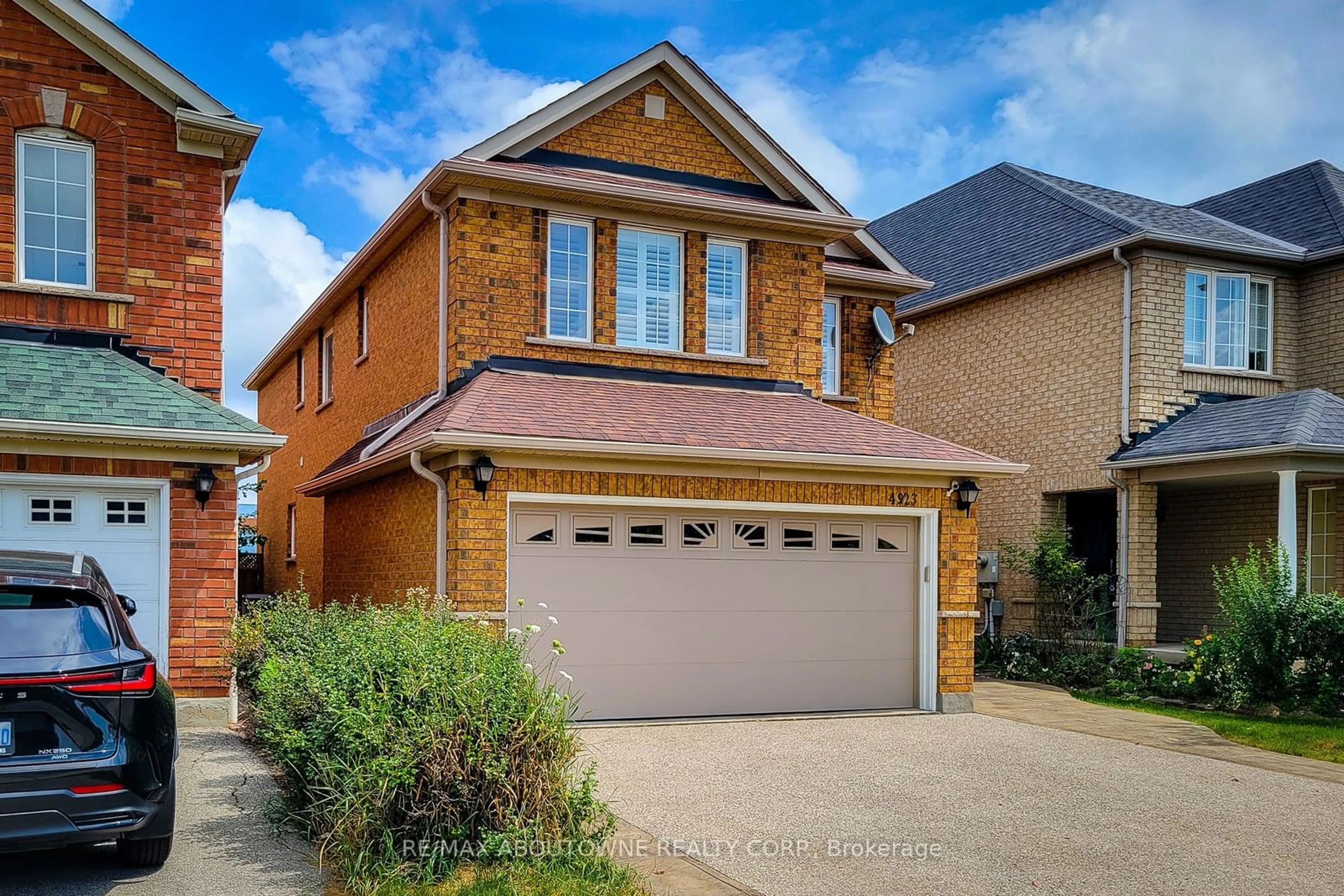 Home with brick exterior material for 4923 Sebastians Dr, Mississauga Ontario L5M 7L7