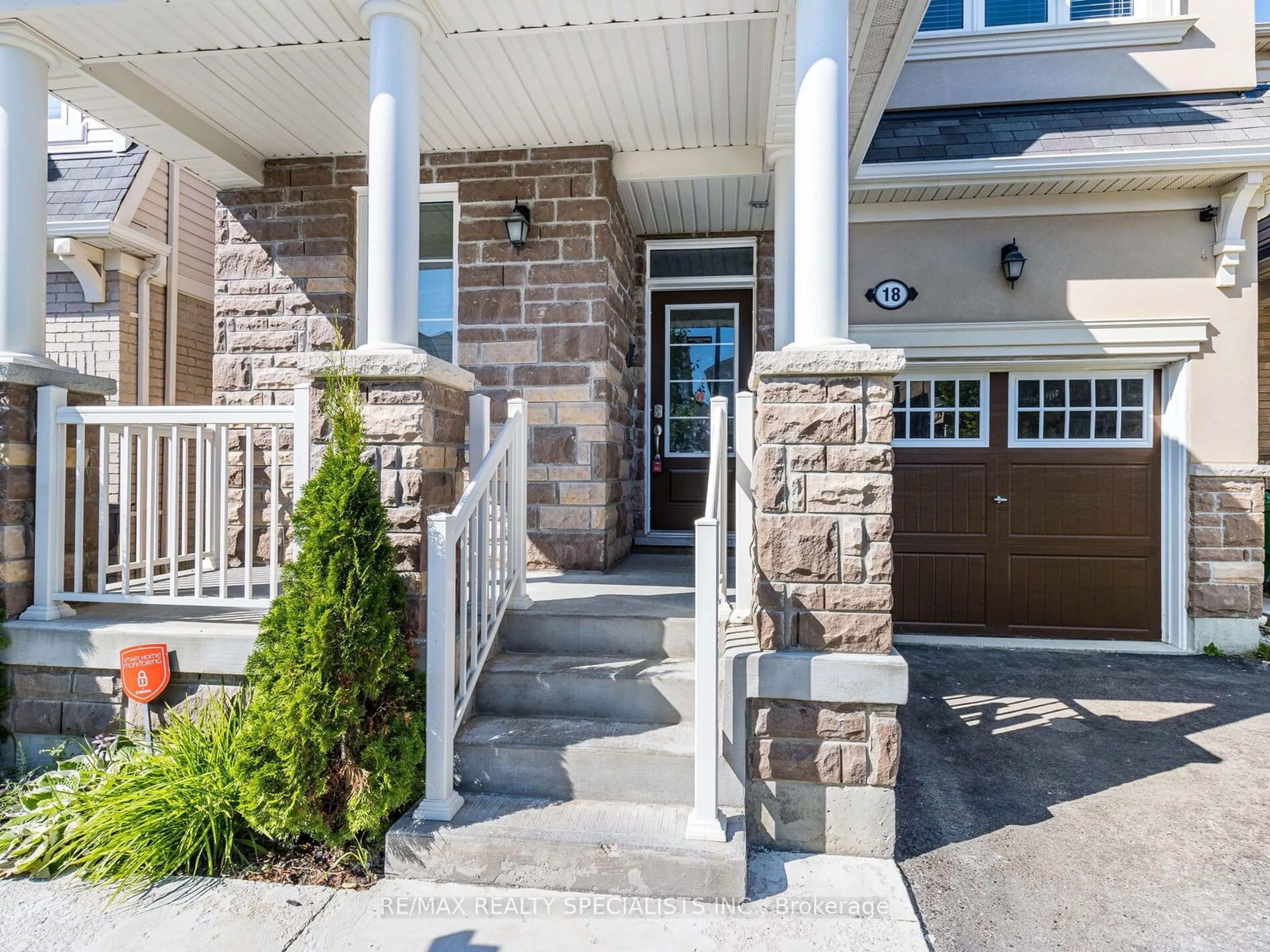 Indoor entryway for 18 Callandar Rd, Brampton Ontario L7A 4V1