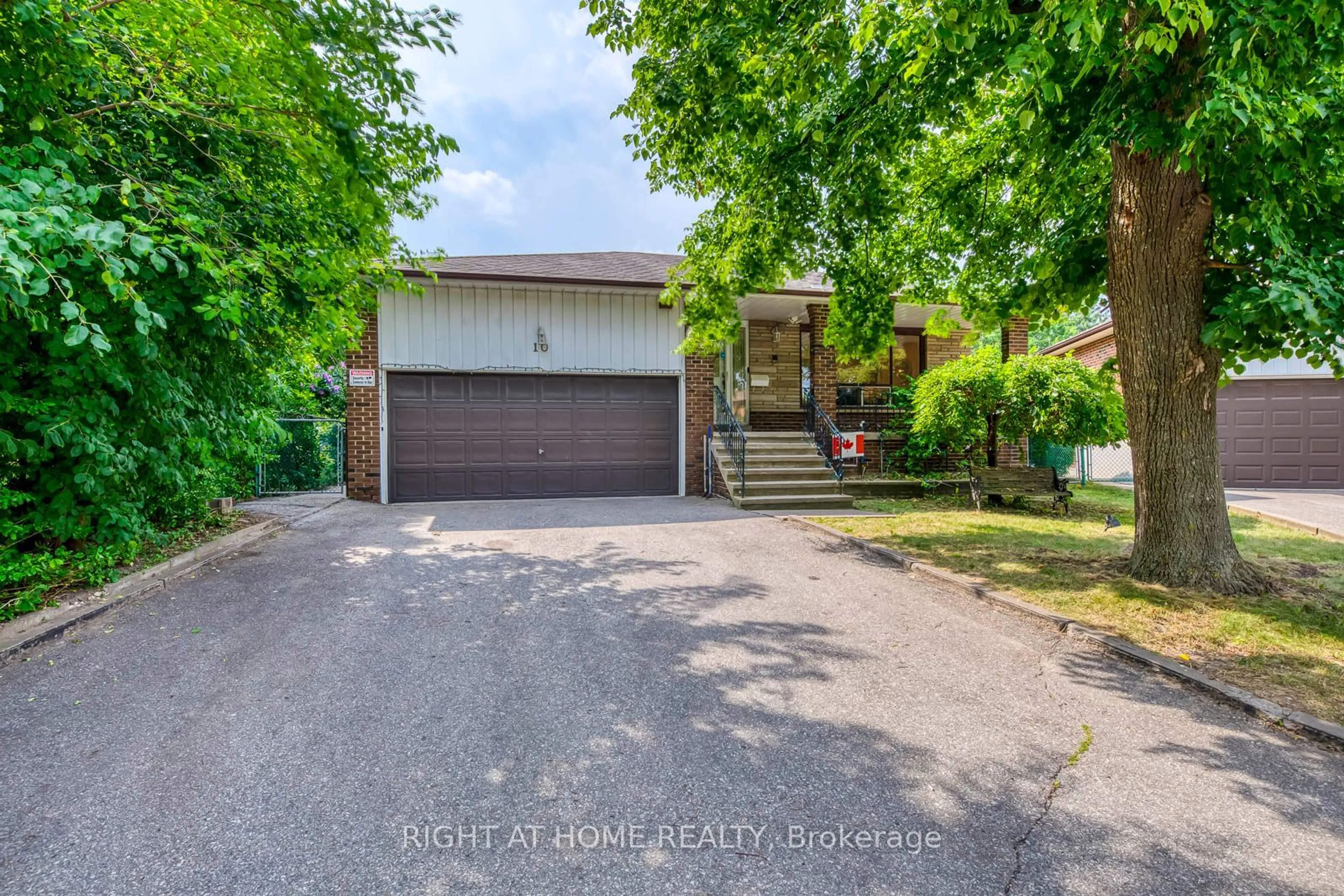 Frontside or backside of a home for 10 Robwill Crt, Brampton Ontario L6V 3H3