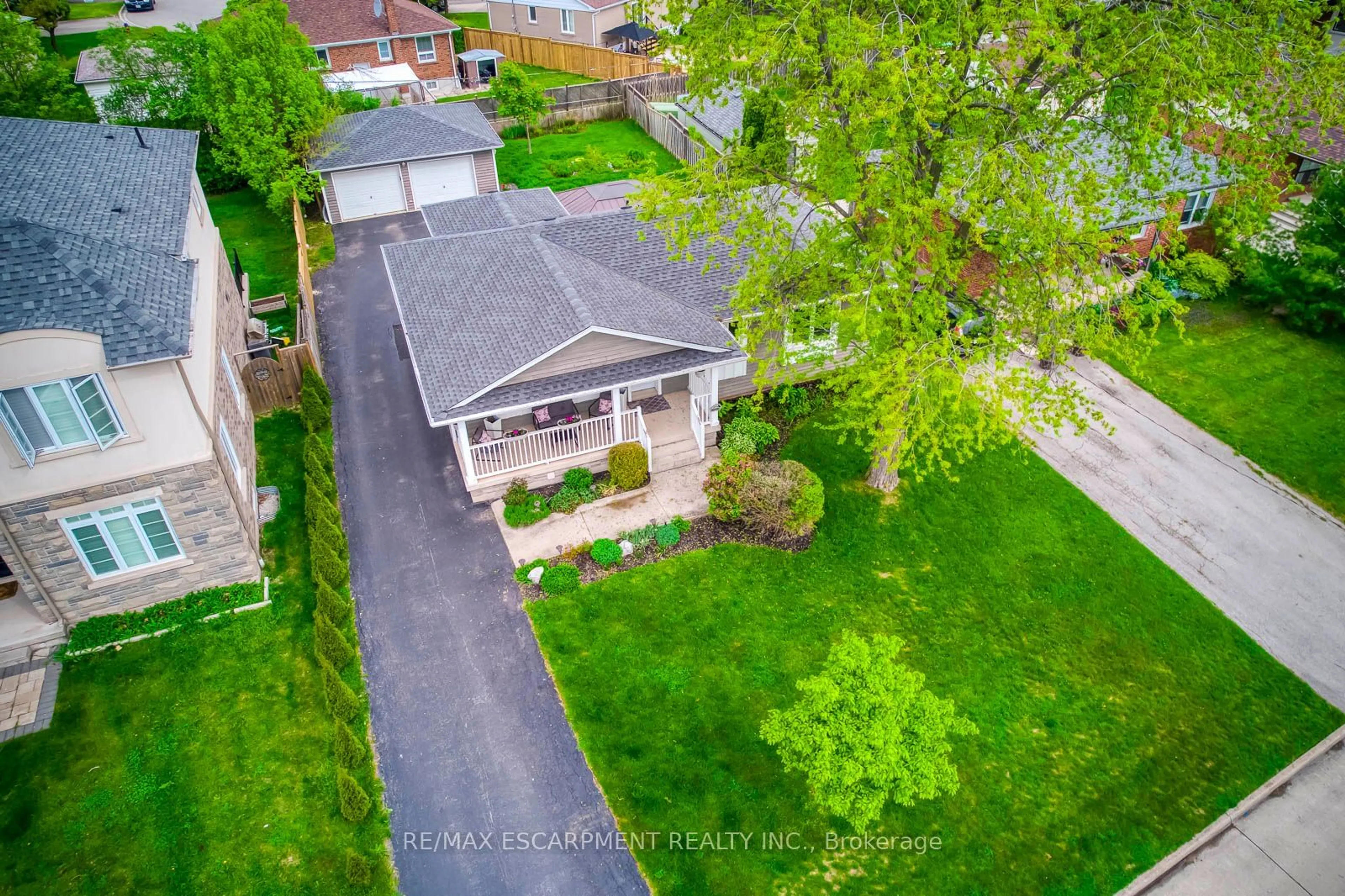 Frontside or backside of a home for 443 Pineland Ave, Oakville Ontario L6K 1Z6