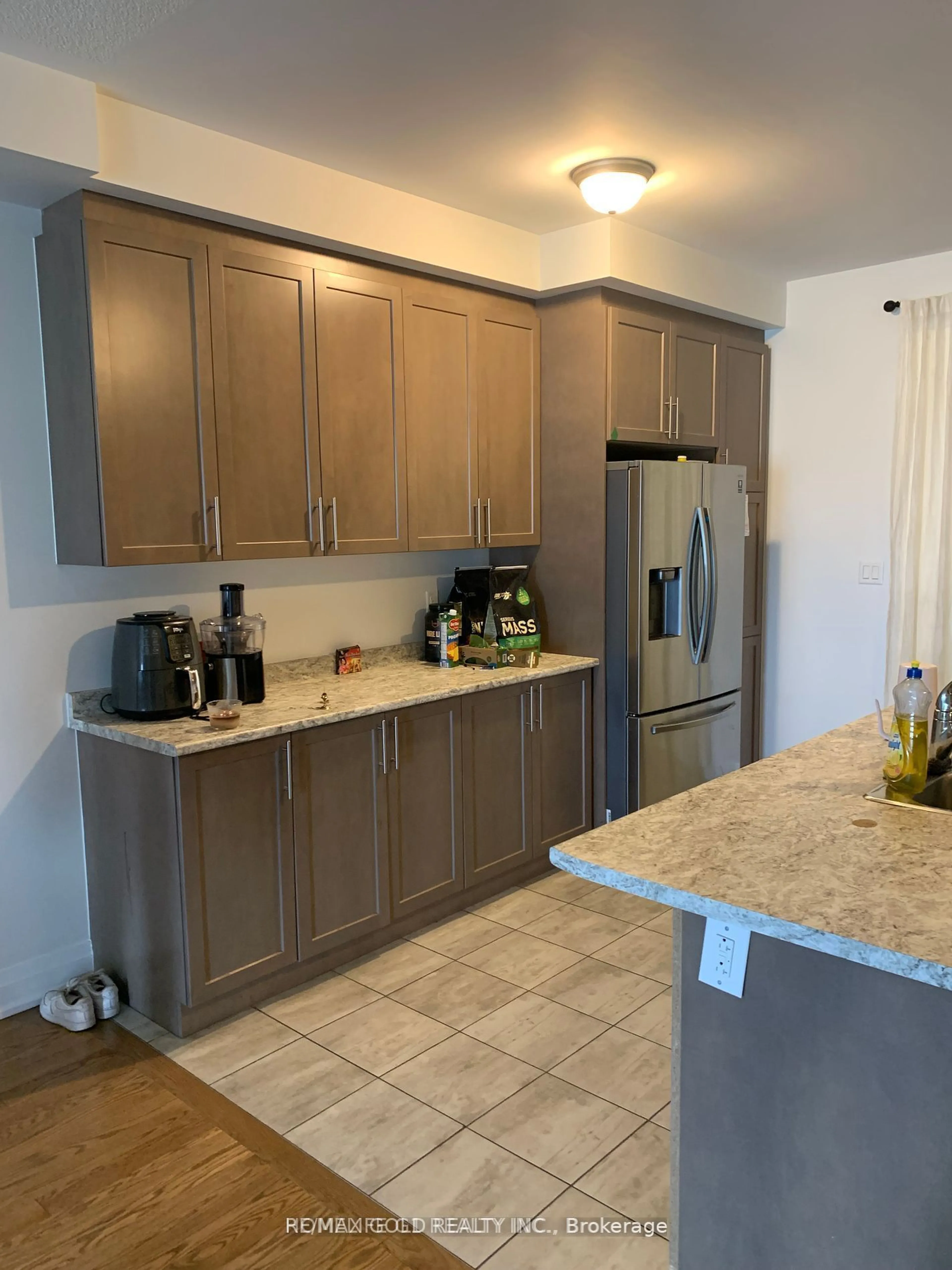 Kitchen for 35 Dalbeattie Dr, Brampton Ontario L6Y 6H7