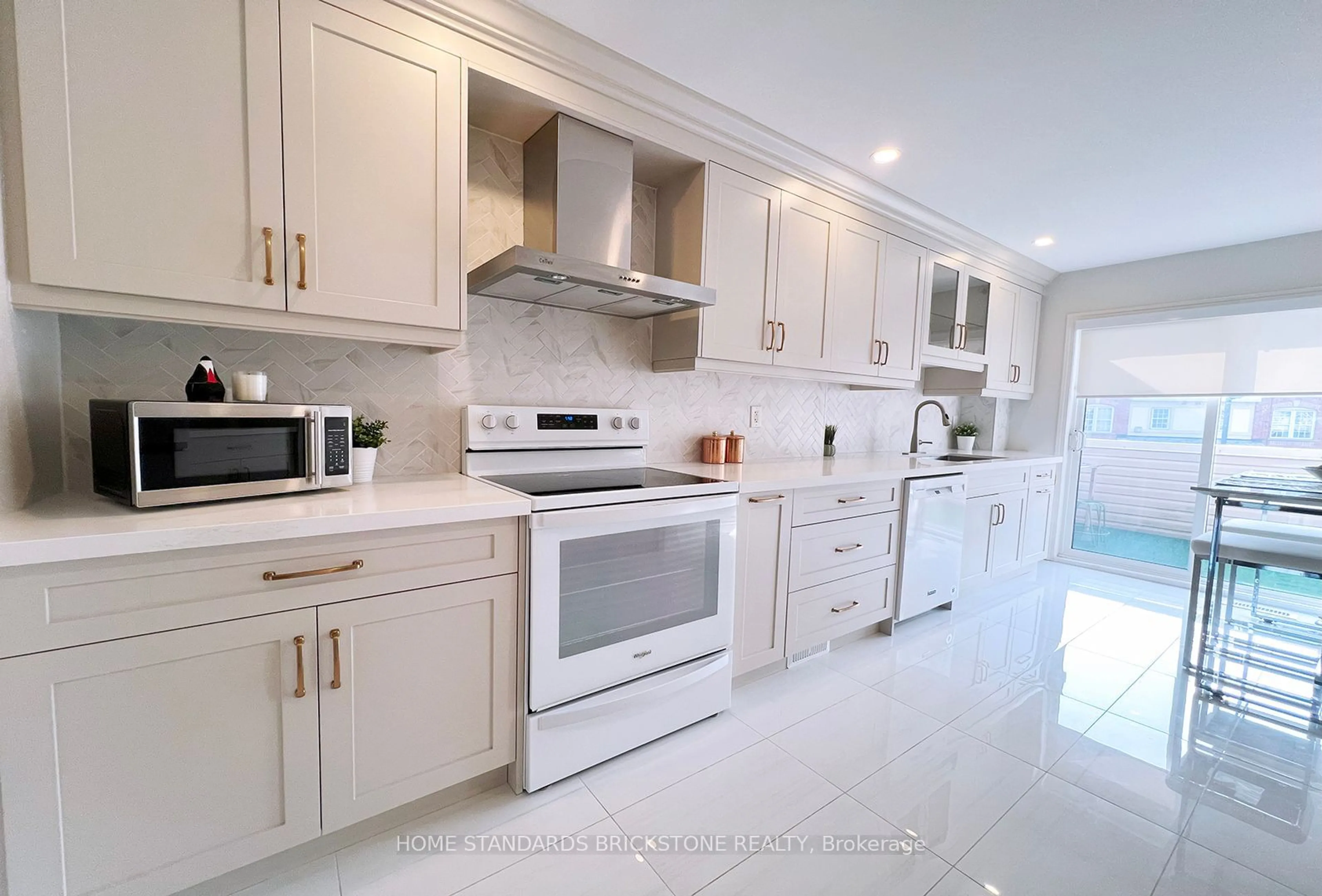 Contemporary kitchen for 3030 Breakwater Crt #54, Mississauga Ontario L5B 4N8