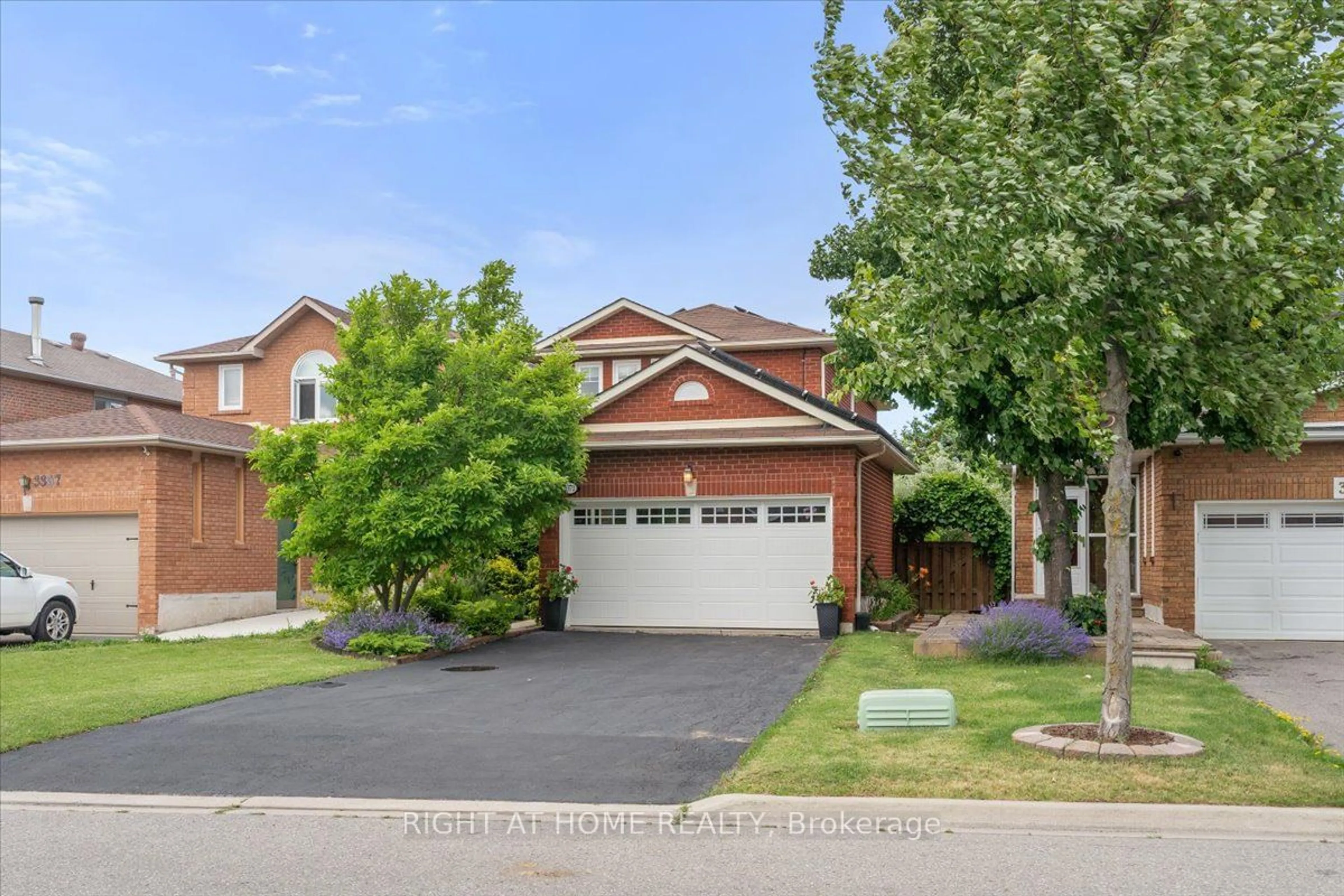 Frontside or backside of a home, the street view for 3371 Columbine Cres, Mississauga Ontario L5N 6A9